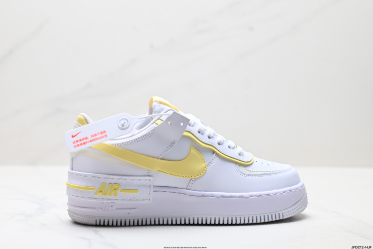 Nike Air Force 1 Shadow: נעלי סניקרס בעיצוב מודרני עם טאץ' רטרו 1 Nike Air Force 1 Shadow: נעלי סניקרס בעיצוב מודרני עם טאץ’ רטרו