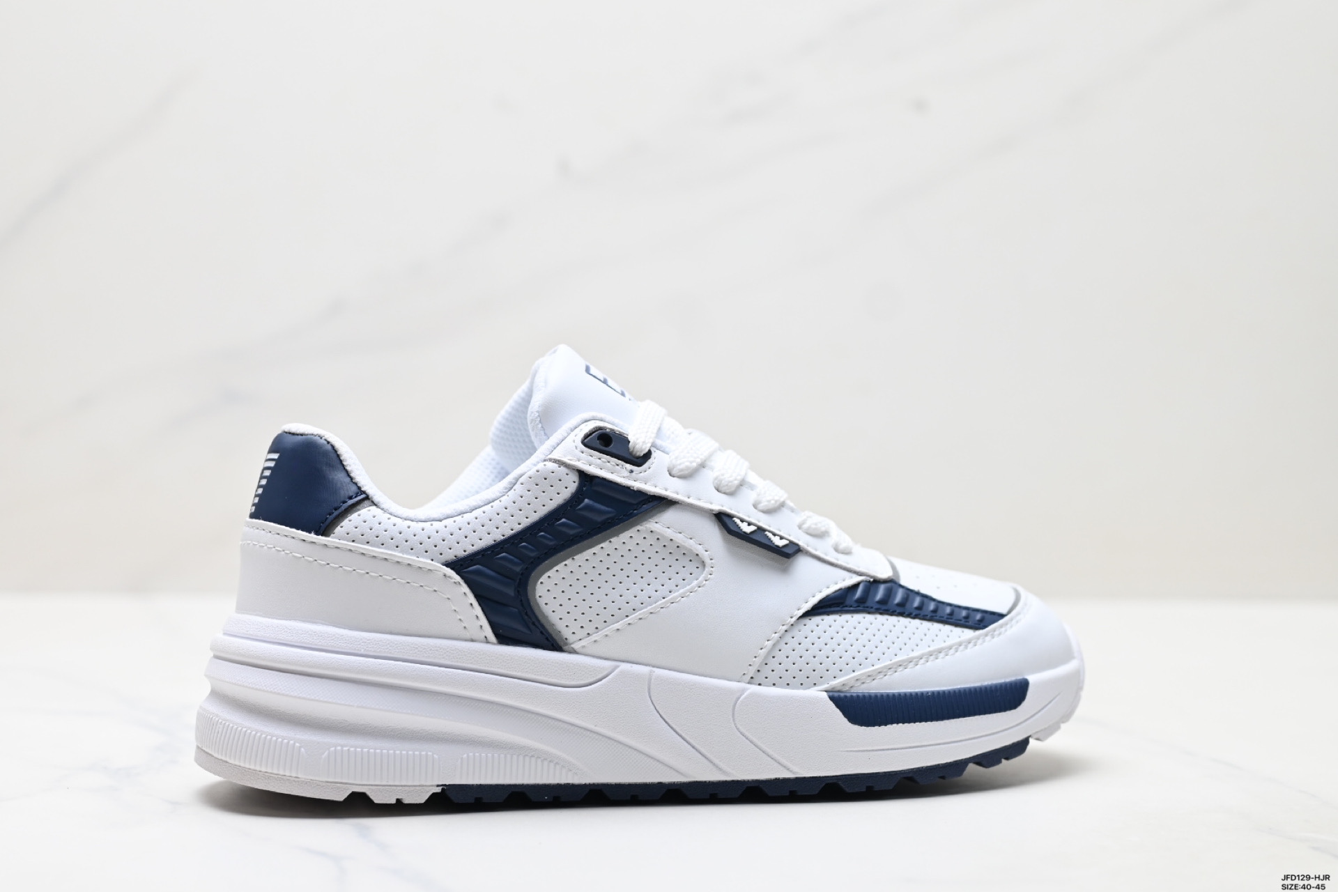 真标✅EMPORIOARMANI阿马尼 EAT 園头系声 低帮生活休闲鞋 男款 白灰色纯色鞋面,搭配压花热成型工艺和品牌经典徽标装饰‌1 圆头系带设计,低帮灵活结构,EVA定制跑鞋底带立体纹路‌1 橡胶底版本(部分型号)增强耐磨性‌2 ‌功能定位‌ 适用场景:日常休闲、轻运动、商务休闲穿搭‌1 鞋款系列:属于品牌EA7运动支线 货号:X8X241 Xk437 D:JFD129-HJR