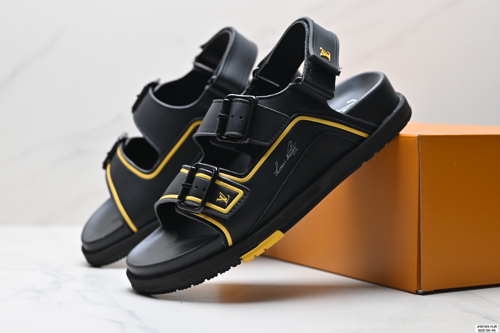 200 Louis Vuitton Trainer 路易威登 舒适百搭 夏季厚底凉鞋 1A8ZLT