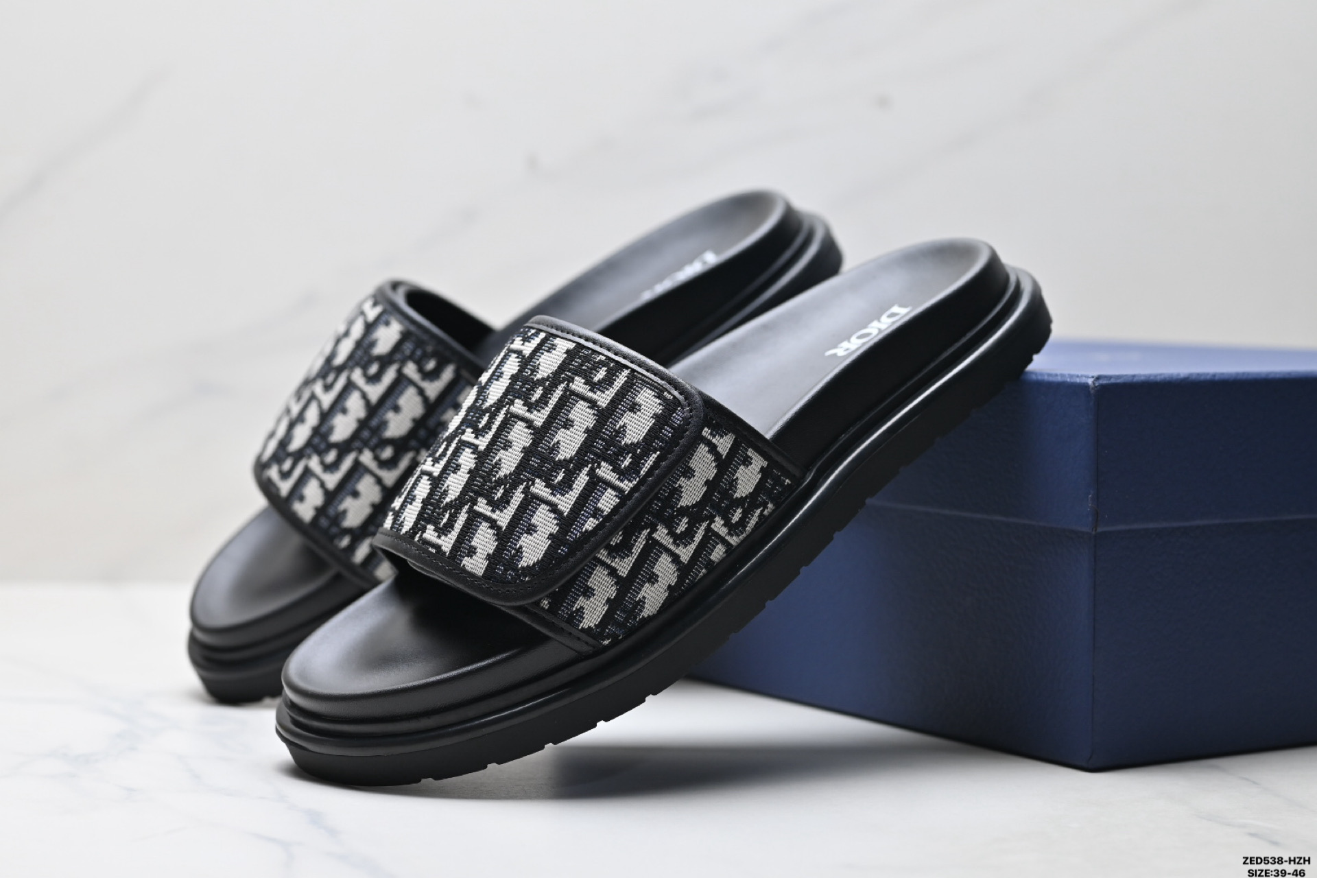 270 纯原DIOR迪奥 Aqua 牛皮革 圆头魔术贴一字拖鞋 致敬运动风格经典标识-Chinese UA Cheap High Quatity Brand Clothes Bags handbags Sneakers wholesale wholesaler seller from China Factory suppliers Fashion Clothing Shoes best Quality Beautiful Price 270 纯原DIOR迪奥 Aqua 牛皮革 圆头魔术贴一字拖鞋 致敬运动风格经典标识