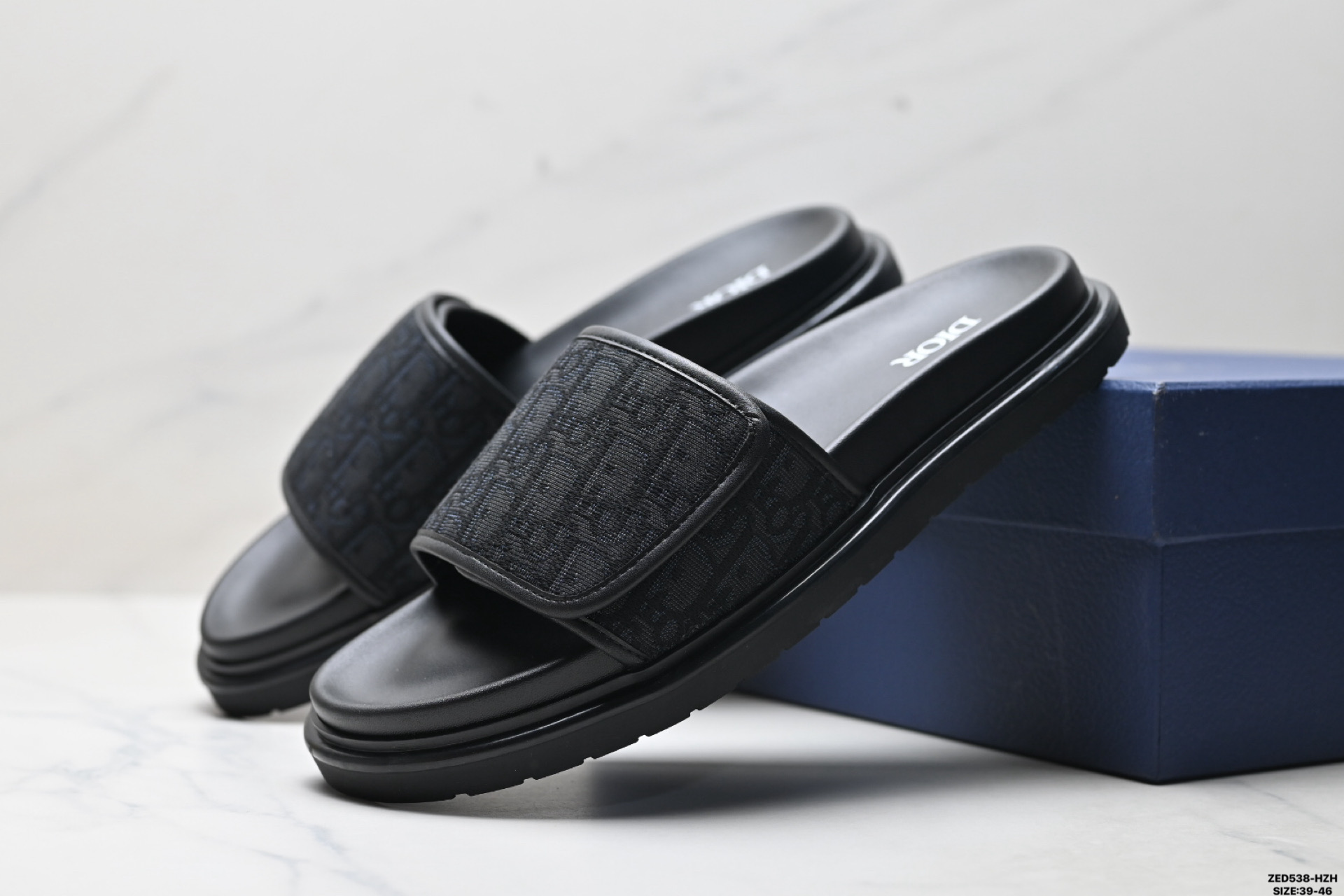 270 纯原DIOR迪奥 Aqua 牛皮革 圆头魔术贴一字拖鞋 致敬运动风格经典标识-Chinese UA Cheap High Quatity Brand Clothes Bags handbags Sneakers wholesale wholesaler seller from China Factory suppliers Fashion Clothing Shoes best Quality Beautiful Price 270 纯原DIOR迪奥 Aqua 牛皮革 圆头魔术贴一字拖鞋 致敬运动风格经典标识