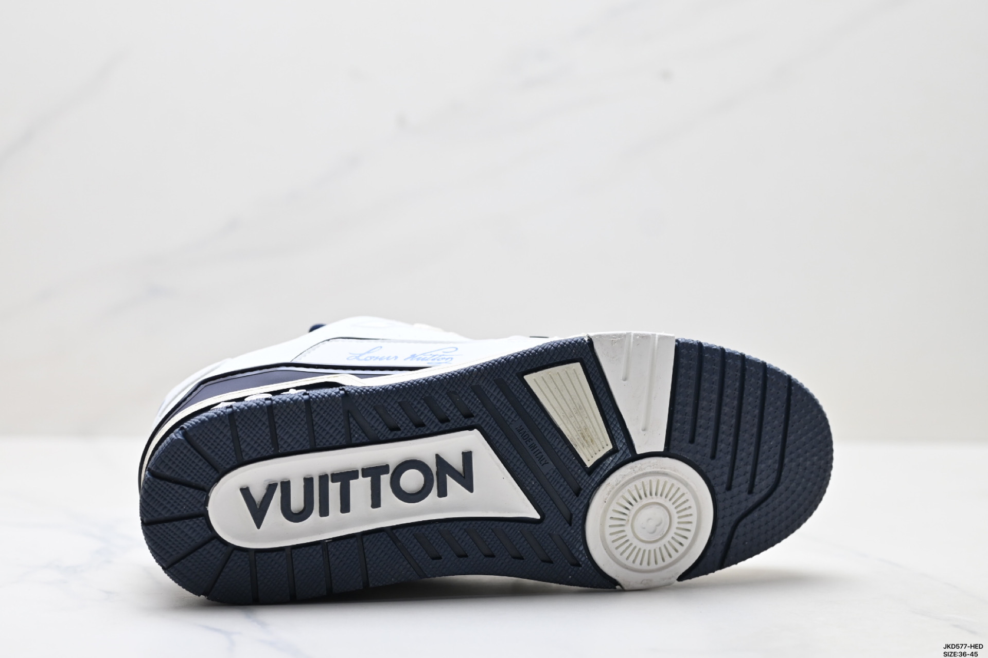 Louis Vuitton Trainer Sneaker: Elegancia y Comodidad en Cada Paso 10 i1753805867977 8938 0 8