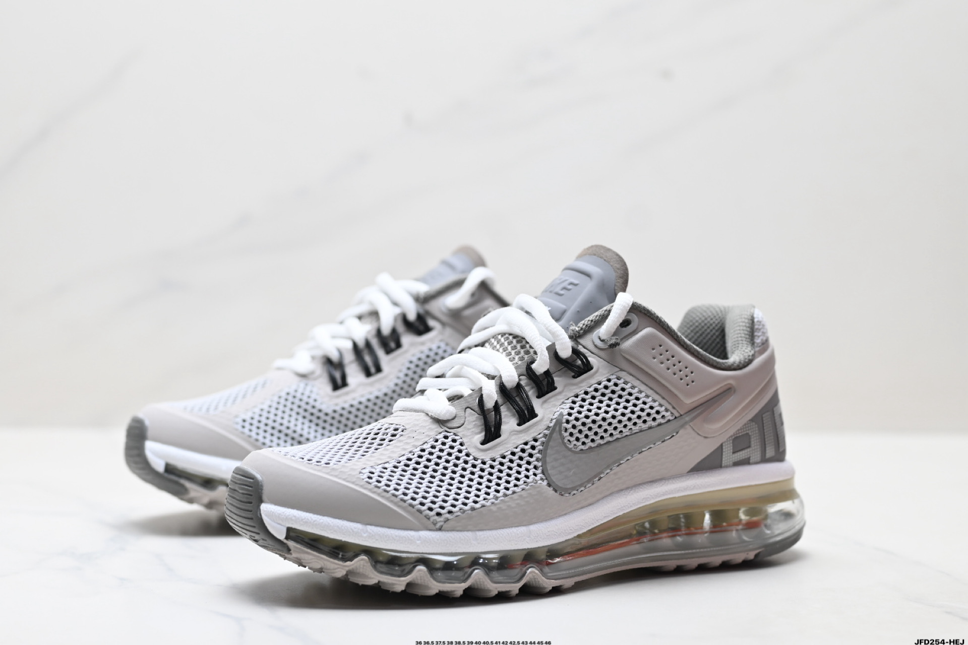 Nike Air Max 2013 联名气垫跑鞋 整体依旧以Stussy标志性的麻布编织材质覆盖  FZ4140-025