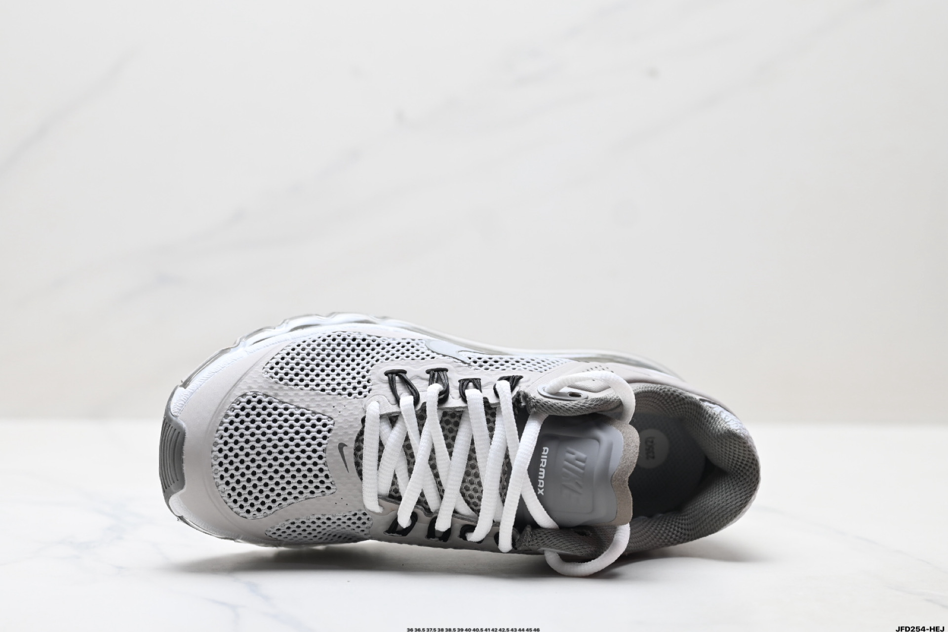 Nike Air Max 2013 联名气垫跑鞋 整体依旧以Stussy标志性的麻布编织材质覆盖  FZ4140-025