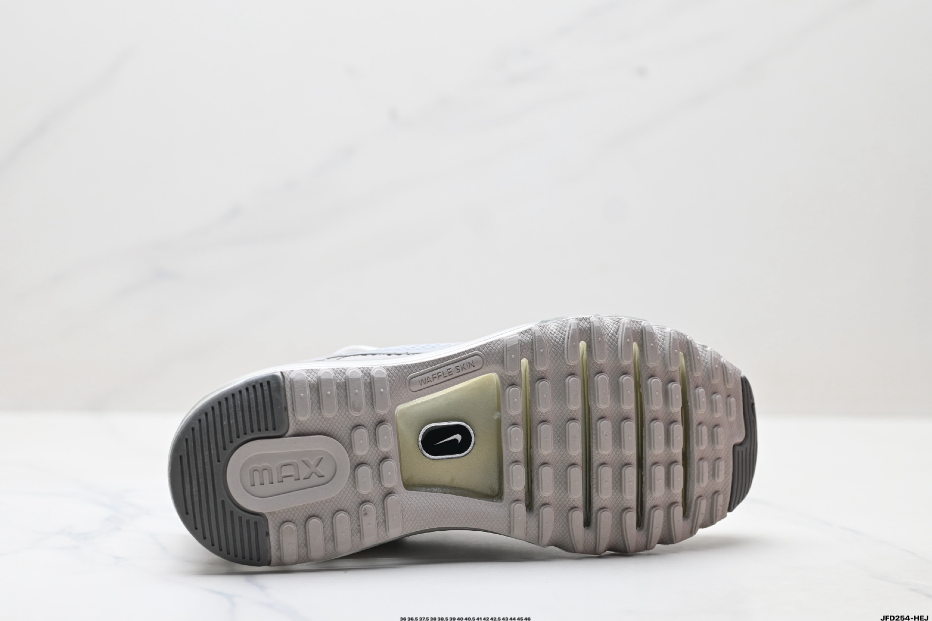 Nike Air Max 2013 联名气垫跑鞋 整体依旧以Stussy标志性的麻布编织材质覆盖  FZ4140-025