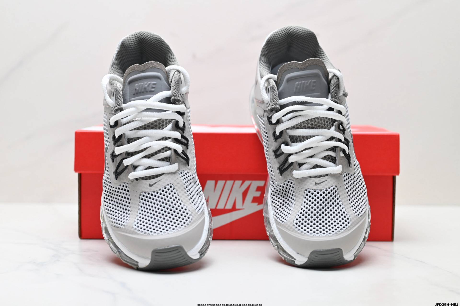 Nike Air Max 2013 联名气垫跑鞋 整体依旧以Stussy标志性的麻布编织材质覆盖  FZ4140-025