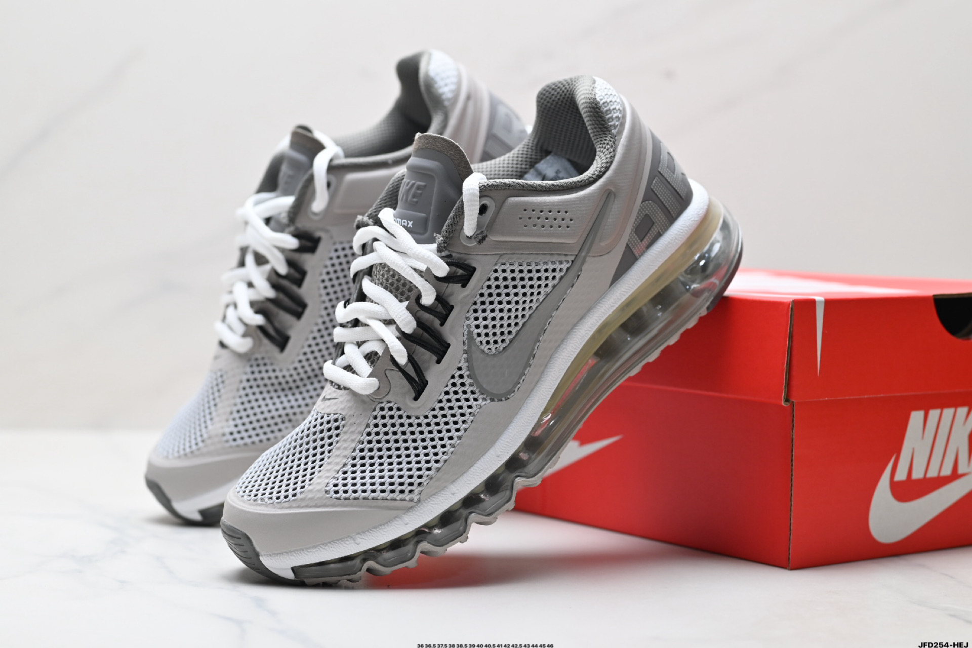 Nike Air Max 2013 联名气垫跑鞋 整体依旧以Stussy标志性的麻布编织材质覆盖  FZ4140-025