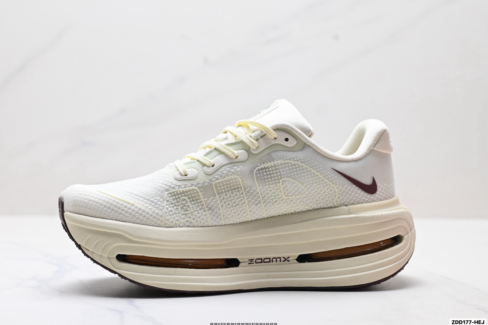 Nike VOMERO PREMIUM 耐克 舒适减震防滑 低帮跑步鞋 全掌ReactX泡绵中底  HQ2050-700