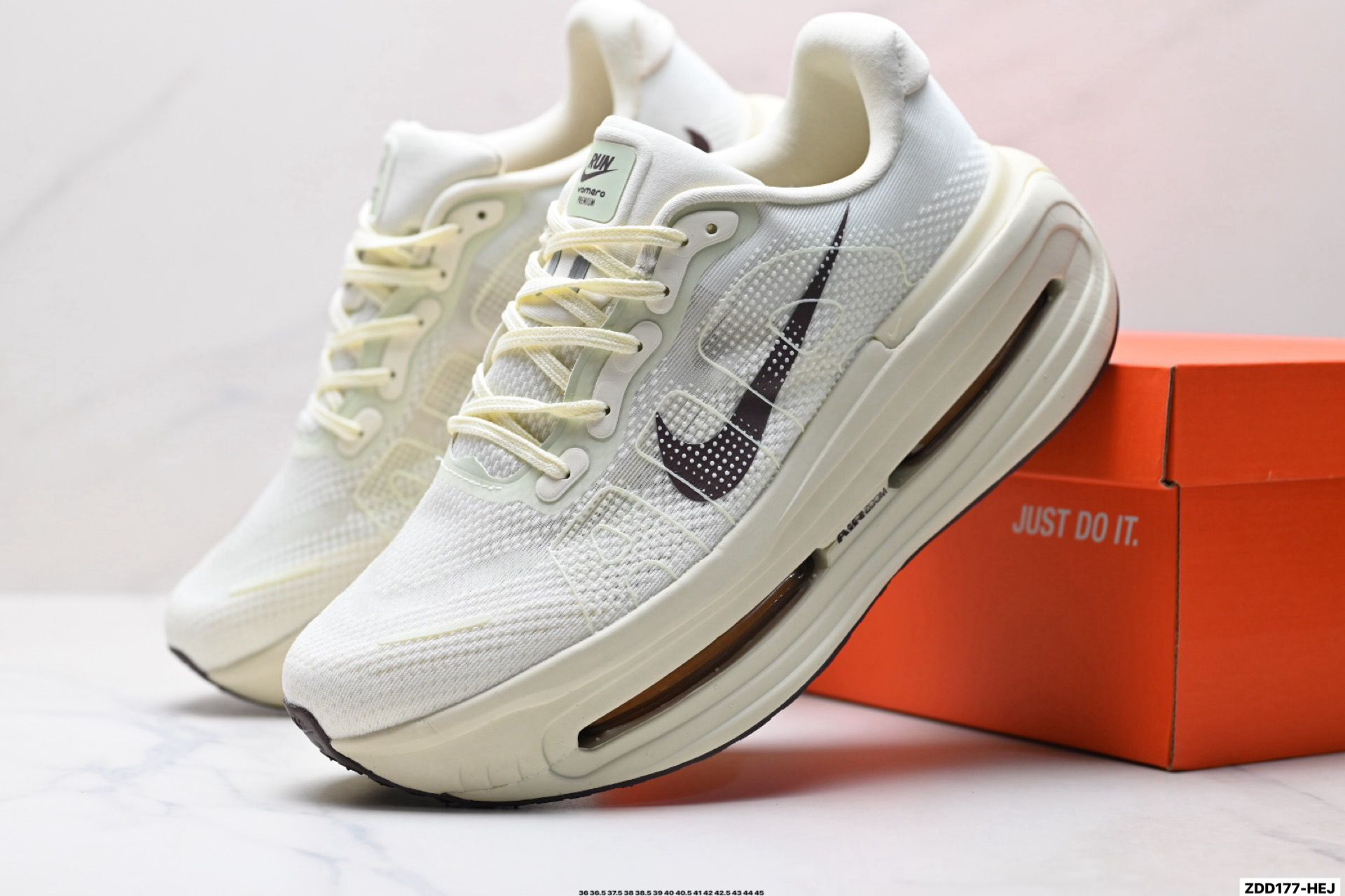 Nike VOMERO PREMIUM 耐克 舒适减震防滑 低帮跑步鞋 全掌ReactX泡绵中底  HQ2050-700