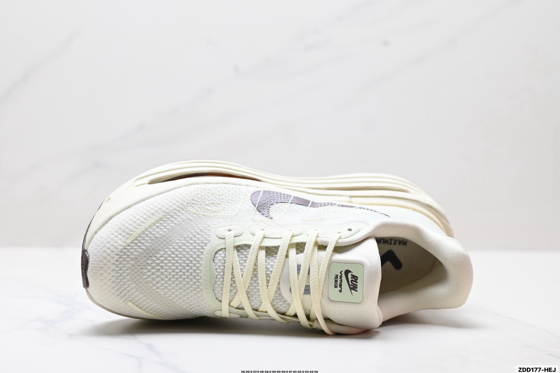 Nike VOMERO PREMIUM 耐克 舒适减震防滑 低帮跑步鞋 全掌ReactX泡绵中底  HQ2050-700