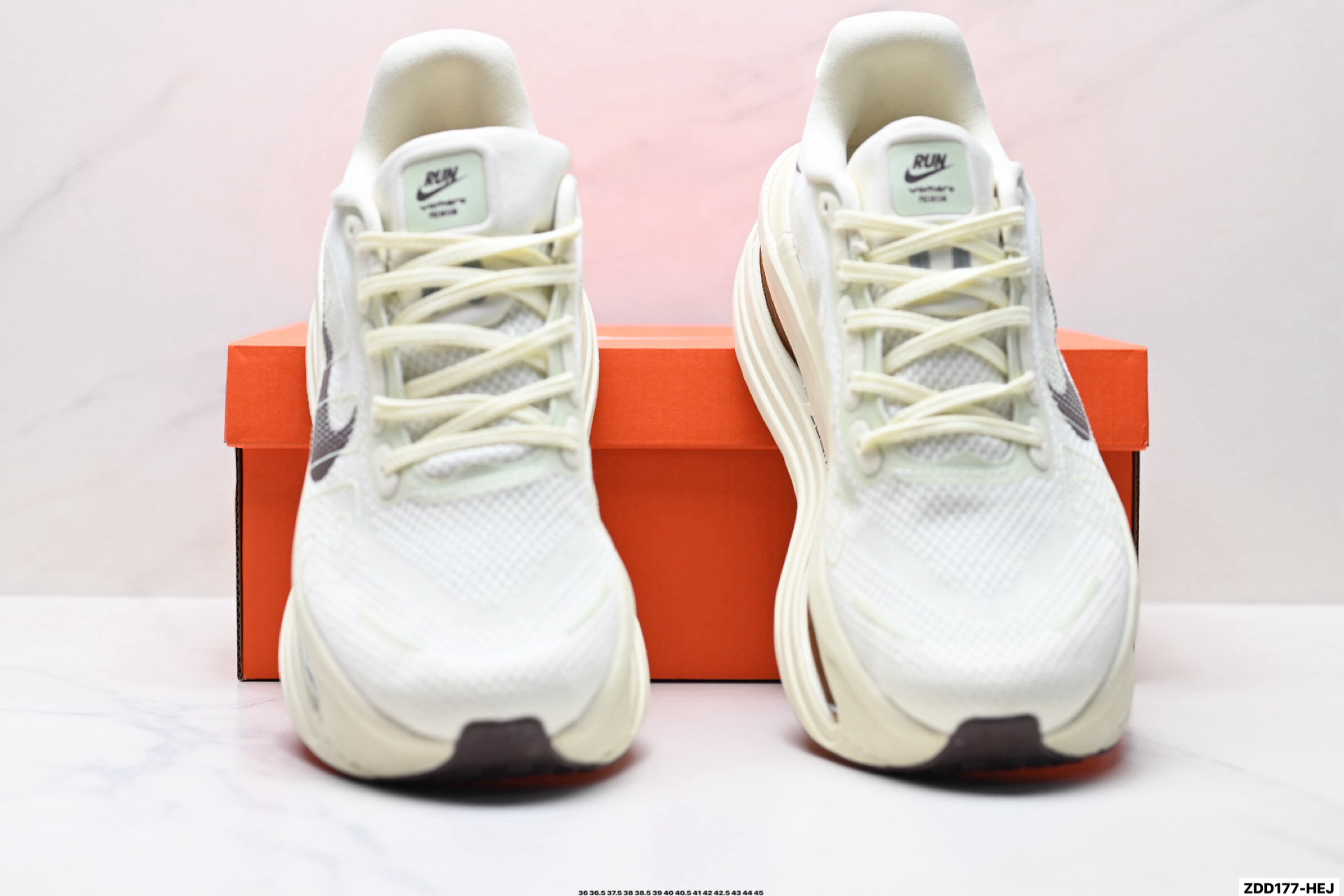 Nike VOMERO PREMIUM 耐克 舒适减震防滑 低帮跑步鞋 全掌ReactX泡绵中底  HQ2050-700