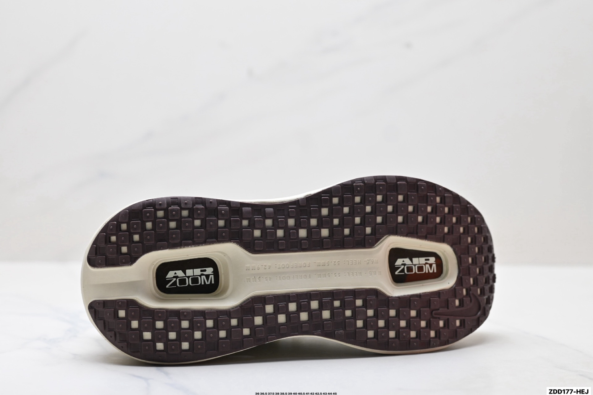 Nike VOMERO PREMIUM 耐克 舒适减震防滑 低帮跑步鞋 全掌ReactX泡绵中底  HQ2050-700