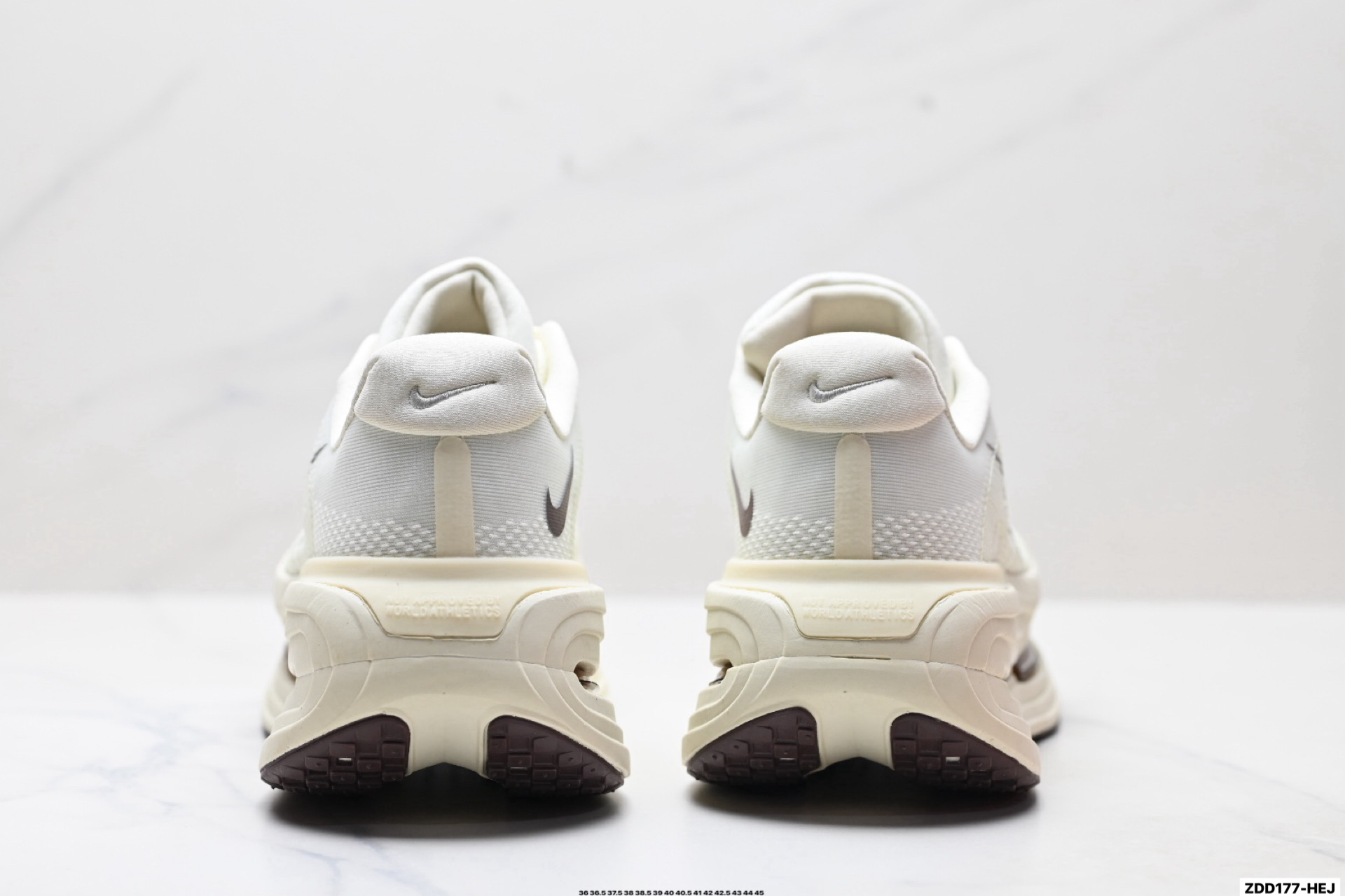 Nike VOMERO PREMIUM 耐克 舒适减震防滑 低帮跑步鞋 全掌ReactX泡绵中底  HQ2050-700