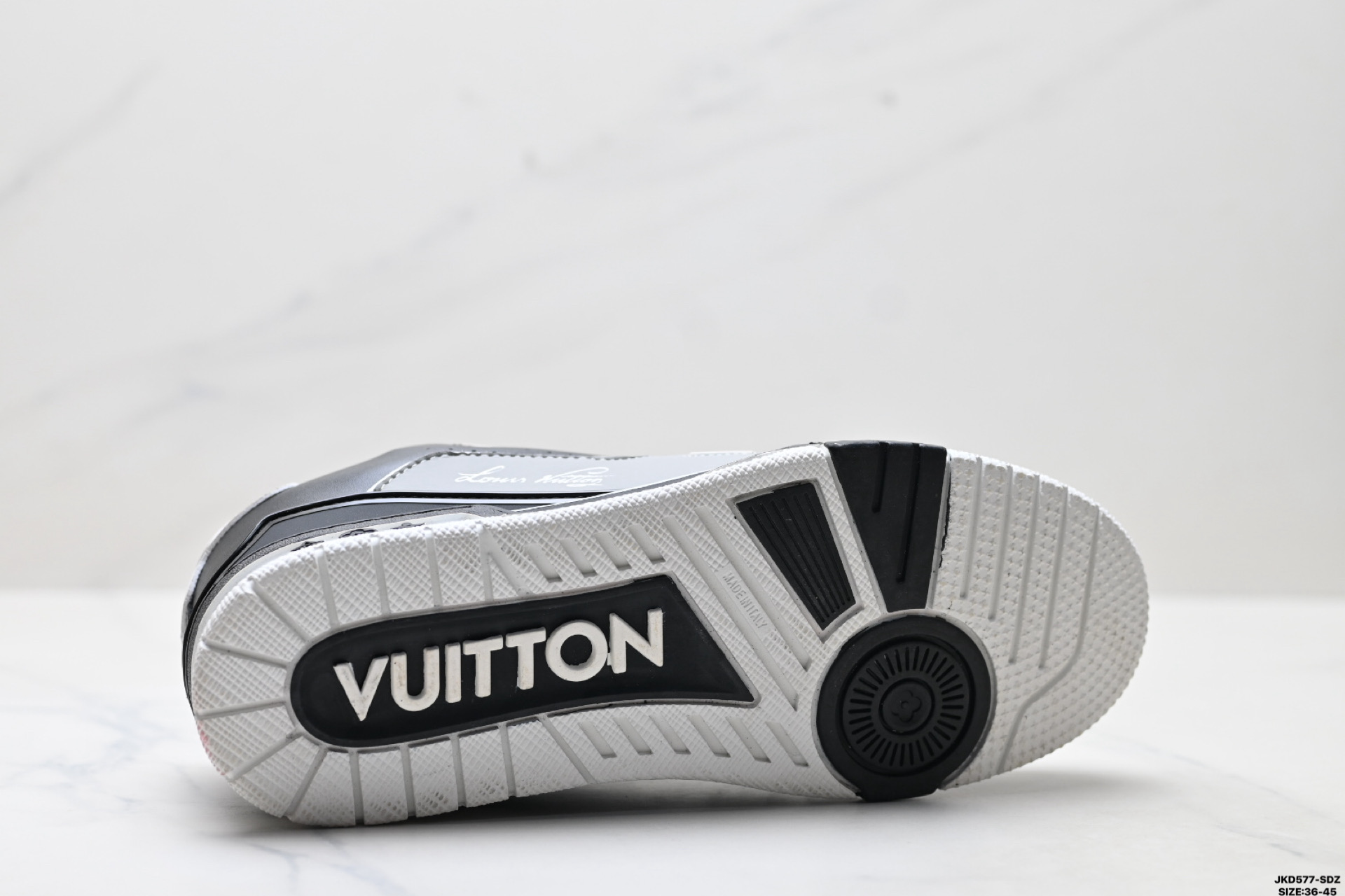 Louis Vuitton Trainer Sneaker: Elegancia y confort en cada paso. 10 i1754063556851 1496 0 8
