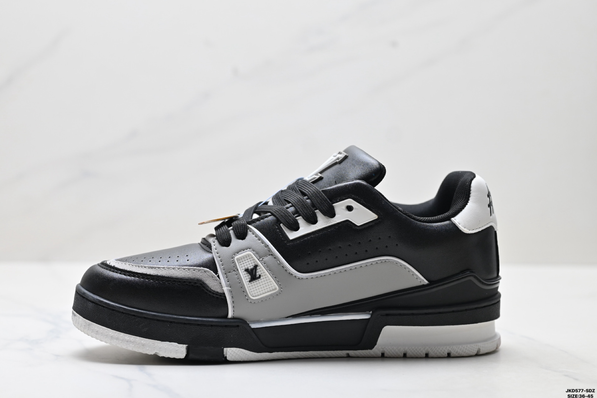Louis Vuitton Trainer Sneaker: Elegancia y confort en cada paso. 4 i1754063556851 6175 0 2
