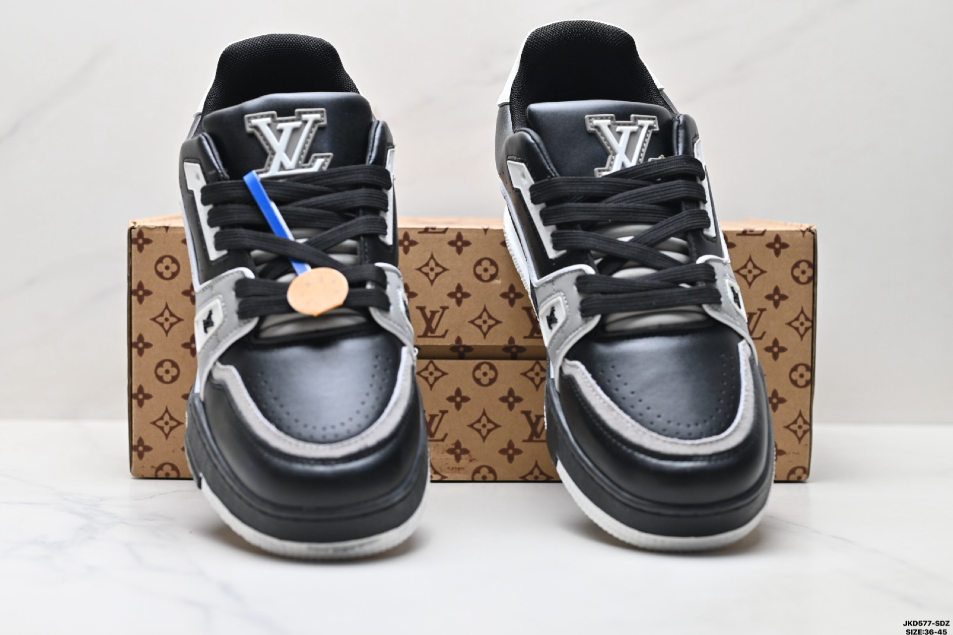 Louis Vuitton Trainer Sneaker: Elegancia y confort en cada paso. 8 i1754063556851 7841 0 6