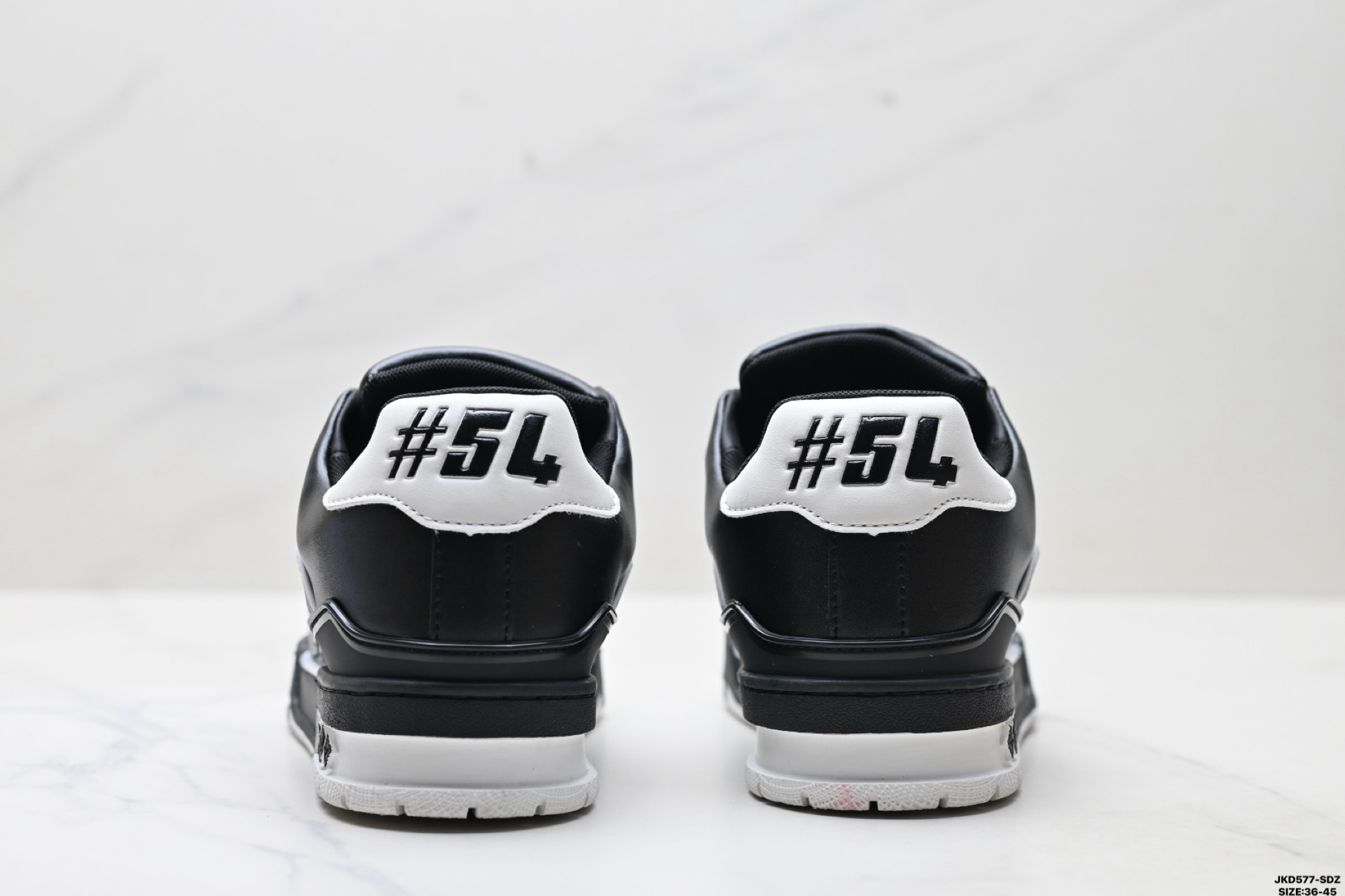 Louis Vuitton Trainer Sneaker: Elegancia y confort en cada paso. 7 i1754063556852 2331 0 5