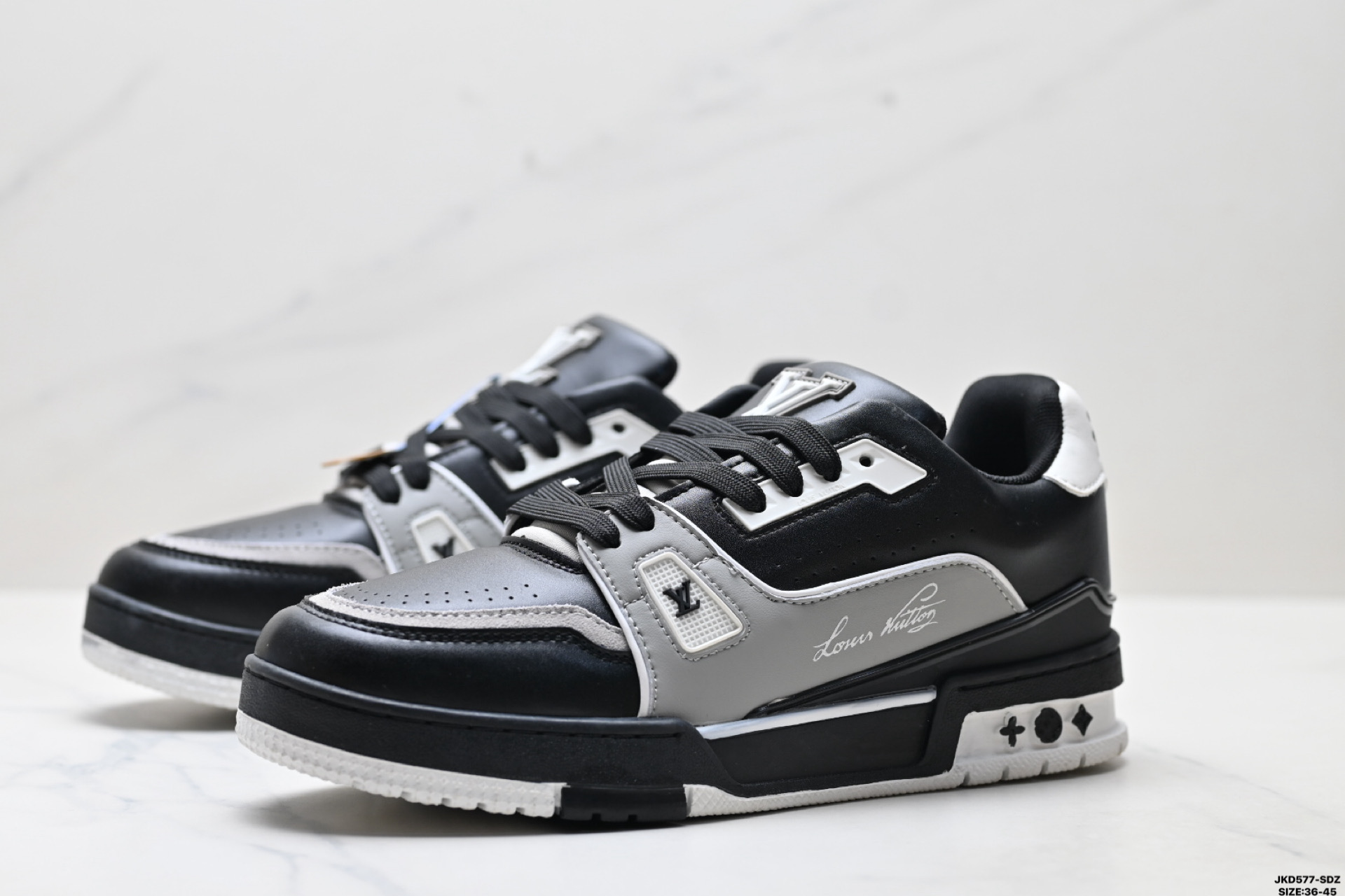 Louis Vuitton Trainer Sneaker: Elegancia y confort en cada paso. 5 i1754063556852 7977 0 3