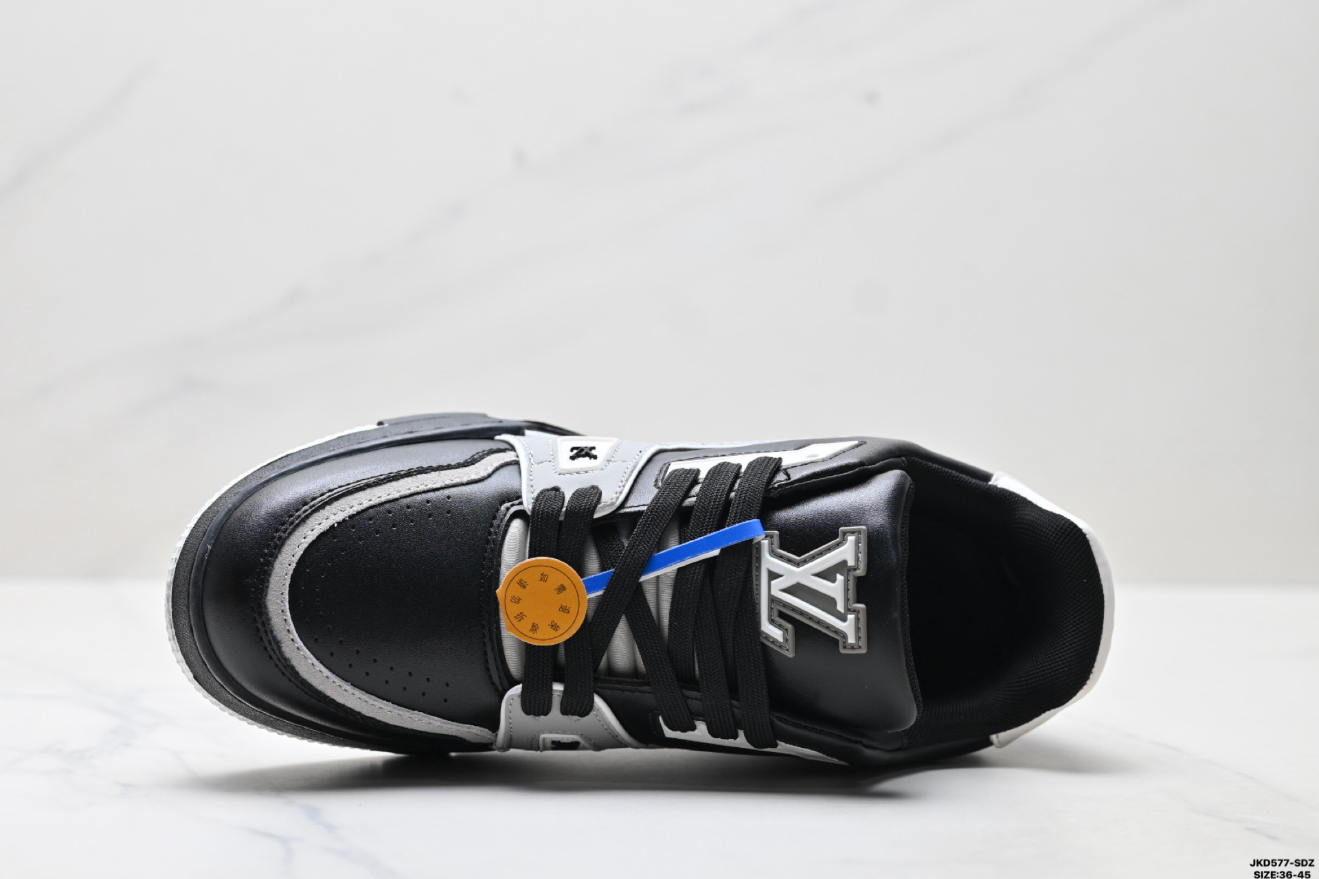Louis Vuitton Trainer Sneaker: Elegancia y confort en cada paso. 3 i1754063557489 8462 0 1