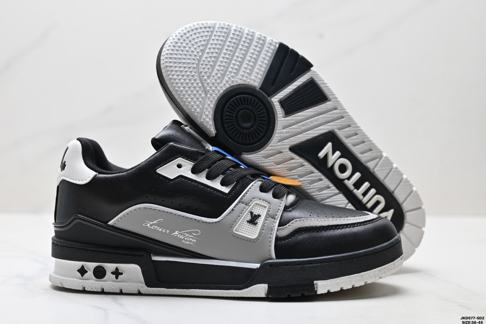 Louis Vuitton Trainer Sneaker: Elegancia y confort en cada paso. 6 i1754063557490 7565 0 4