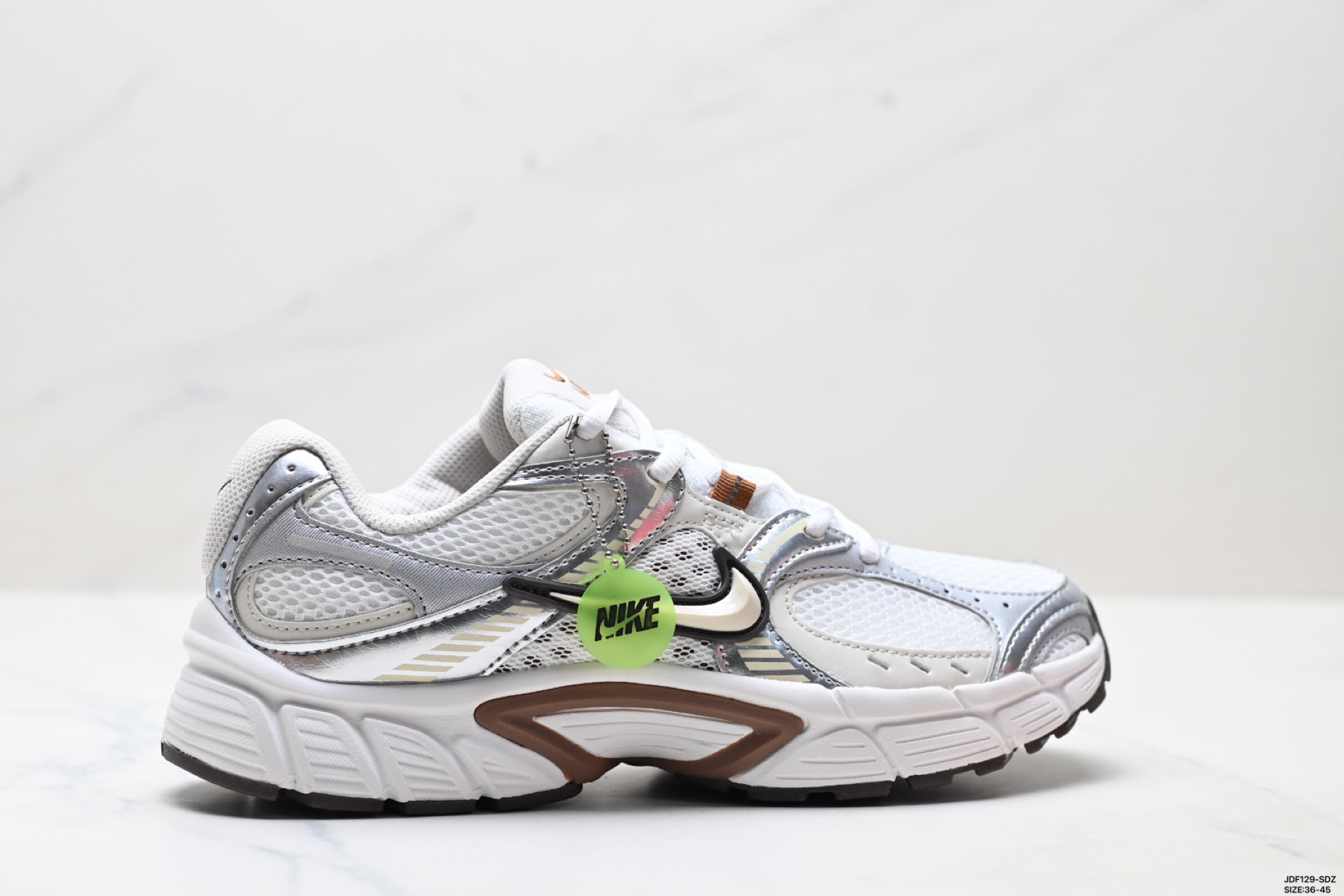 真标✅Nike V5 RNR 耐克 舒适百搭防滑耐磨 低帮休闲鞋 鞋面是大网孔设计 透气性超强 夏天穿完全不会闷脚 特别适合现在这种天气 中底是泡棉材质 脚感特别舒适 走一天脚都不会累 而且这双鞋一年四季都能穿 无论是日常休闲 慢跑还是通勤 都能轻松驾驭 货号:HQ7901-100 ID:JDF129-SDZ