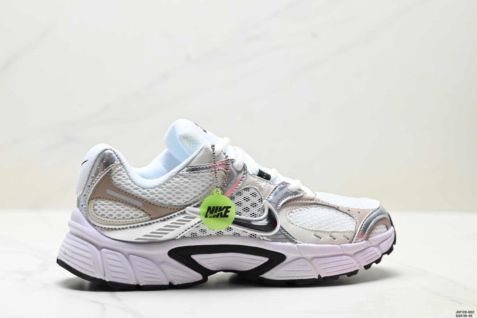 真标✅Nike V5 RNR 耐克 舒适百搭防滑耐磨 低帮休闲鞋 鞋面是大网孔设计 透气性超强 夏天穿完全不会闷脚 特别适合现在这种天气 中底是泡棉材质 脚感特别舒适 走一天脚都不会累 而且这双鞋一年四季都能穿 无论是日常休闲 慢跑还是通勤 都能轻松驾驭 货号:HQ7901-100 ID:JDF129-SDZ