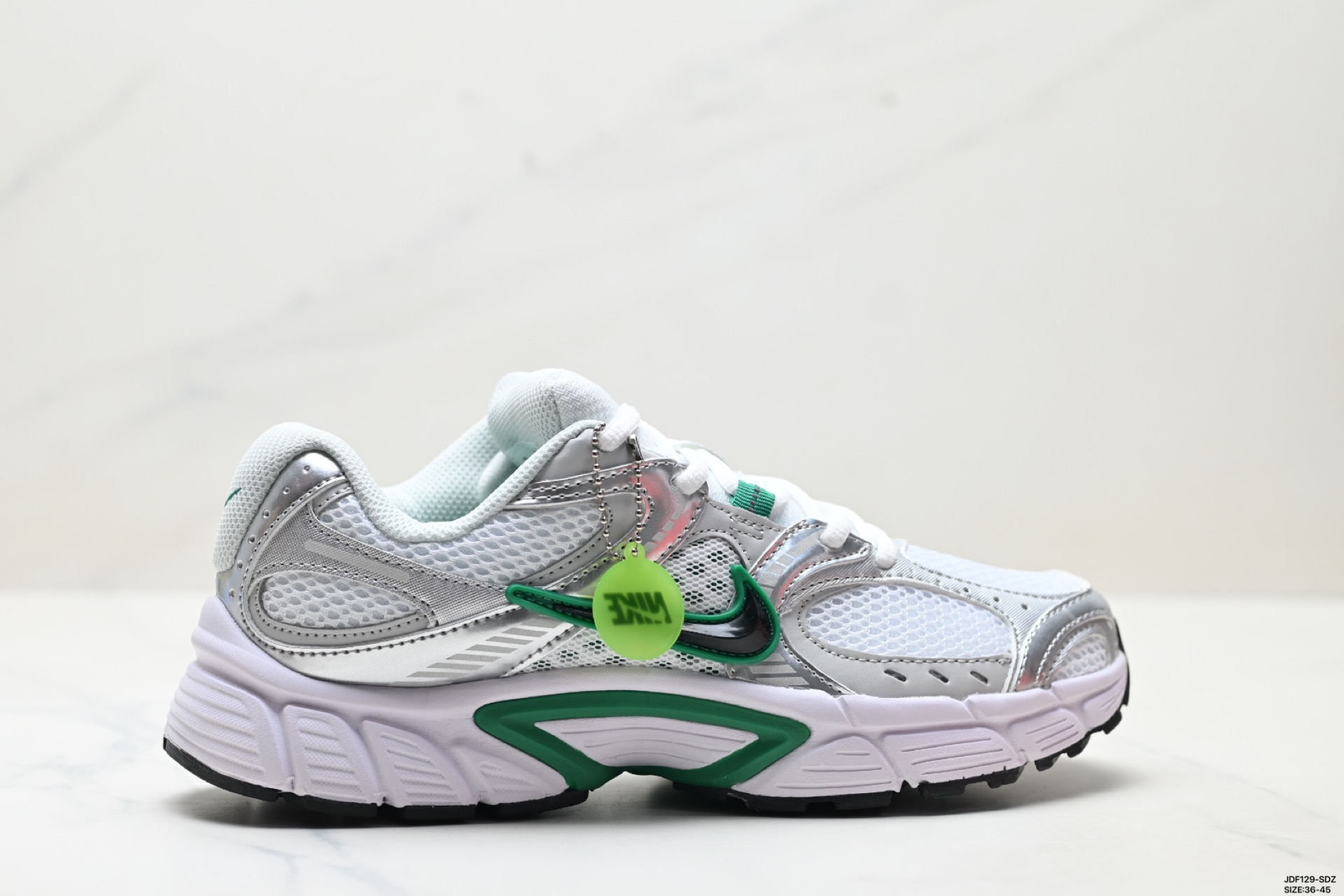 真标✅Nike V5 RNR 耐克 舒适百搭防滑耐磨 低帮休闲鞋 鞋面是大网孔设计 透气性超强 夏天穿完全不会闷脚 特别适合现在这种天气 中底是泡棉材质 脚感特别舒适 走一天脚都不会累 而且这双鞋一年四季都能穿 无论是日常休闲 慢跑还是通勤 都能轻松驾驭 货号:HQ7901-100 ID:JDF129-SDZ