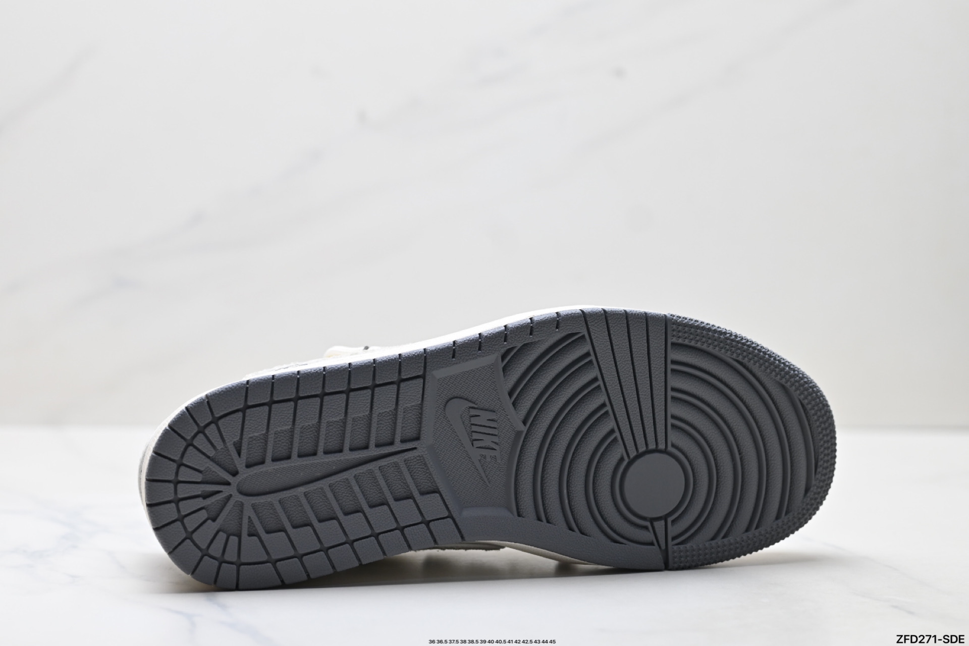 Nike Air Jordan 1 x Travis Scott AJ1倒勾 乔一倒钩 ‘DIY’定制 耐克 低帮文化篮球鞋 HT5088-601