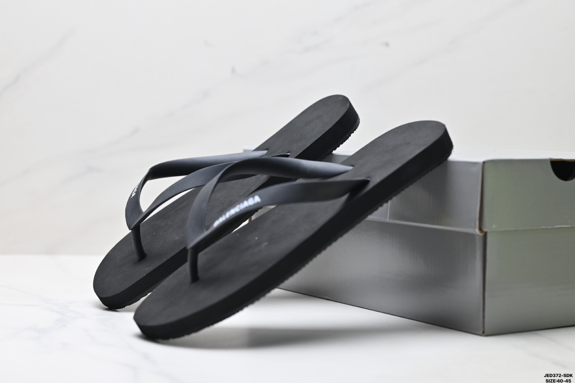 160 Balenciaga巴黎世家 TRACK SNEAKER 圆头夹趾人字拖鞋 812925 WITAA 1090