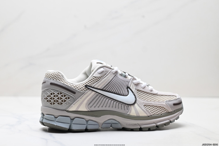 Nike Zoom Vomero 5 - נעלי ריצה רטרו קלות משקל ונוחות 1 Nike Zoom Vomero 5 – נעלי ריצה רטרו קלות משקל ונוחות