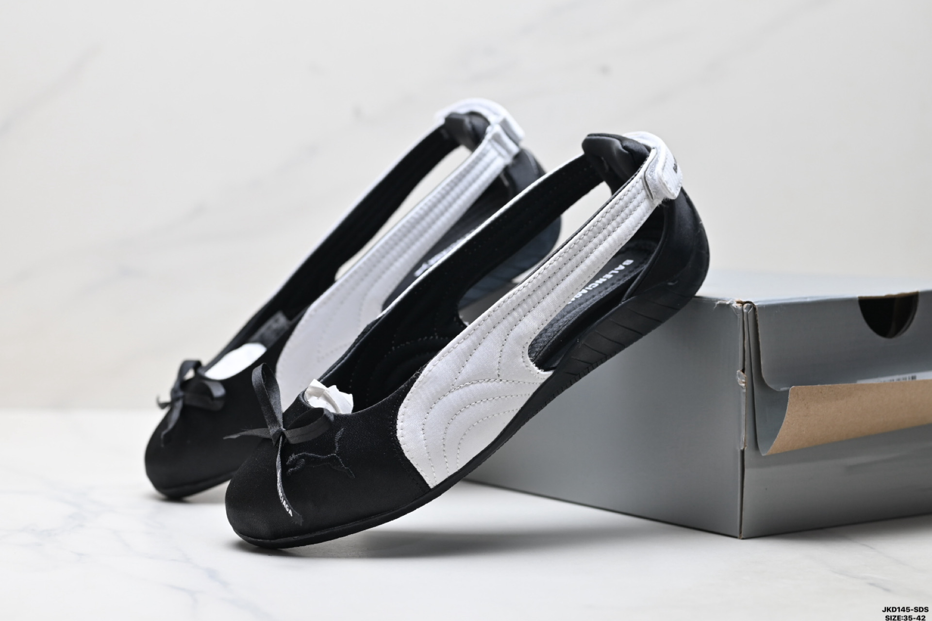 170 Balenciaga巴黎世家 x PUMA彪马 Speed 缎面 圆头魔术贴做旧 芭蕾舞鞋 406673-01