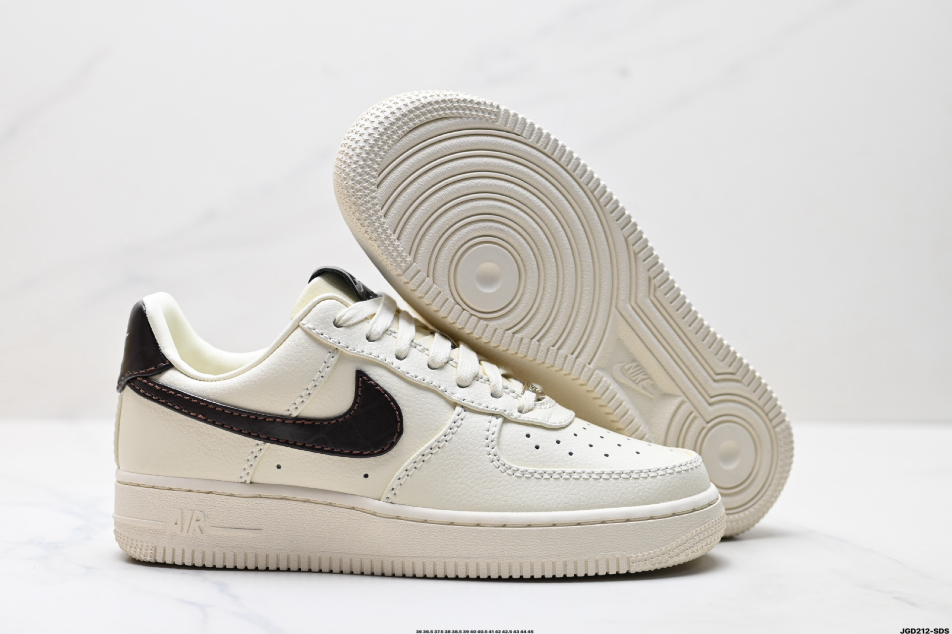 190 NIKE AIR FORCE 1‘07 LV8  IH7332-001