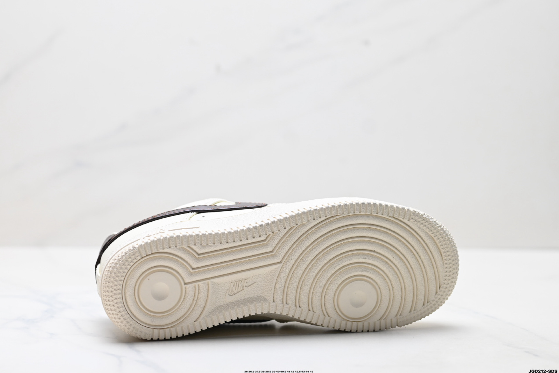 190 NIKE AIR FORCE 1‘07 LV8  IH7332-001