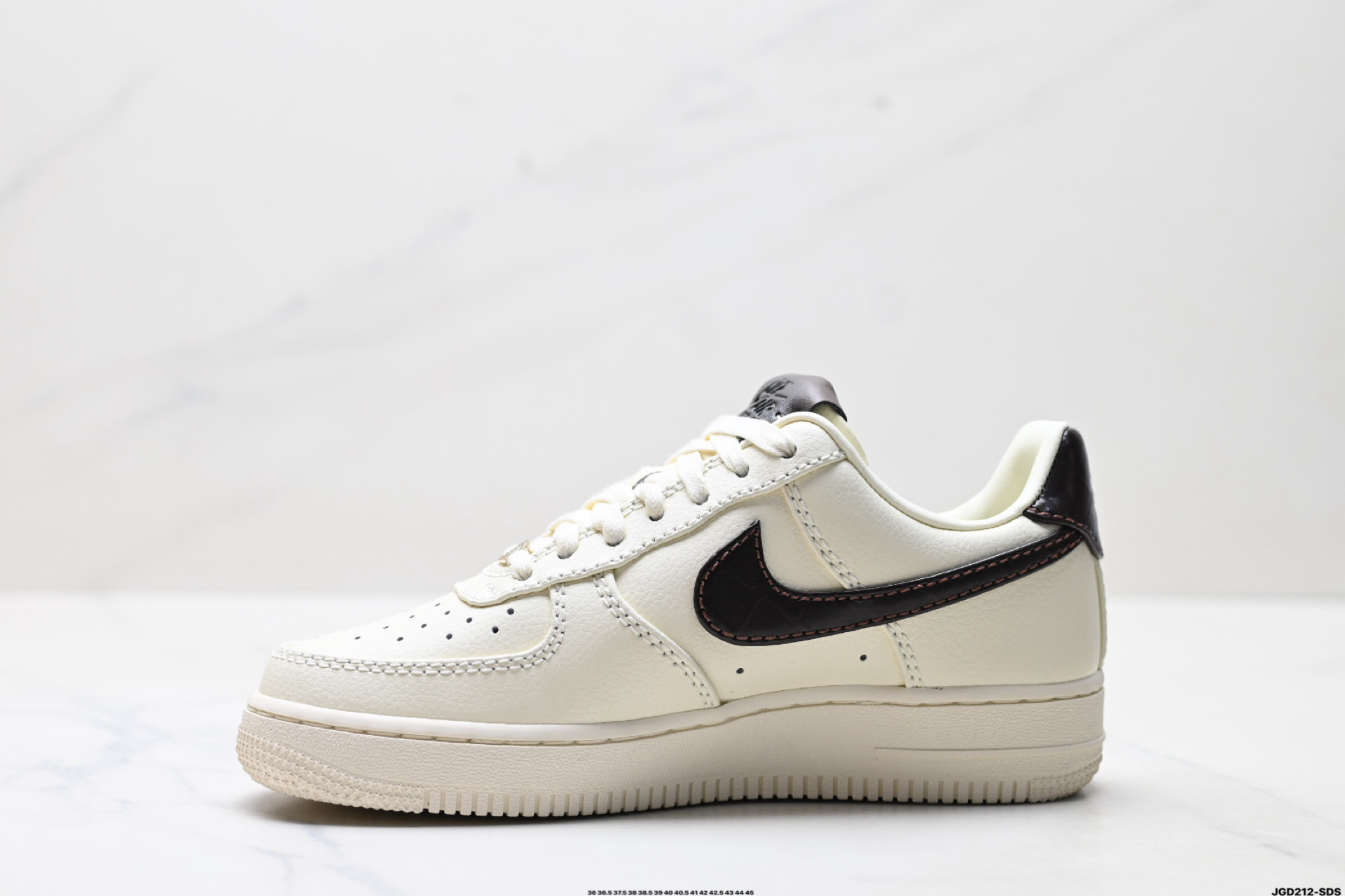190 NIKE AIR FORCE 1‘07 LV8  IH7332-001