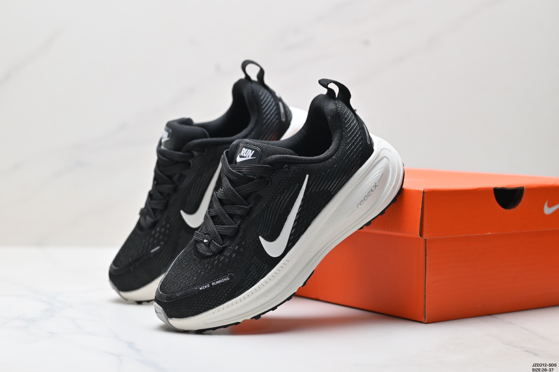 童鞋Nike VOMERO 18 耐克 舒适减震防滑 低帮跑步鞋  HQ2157-600