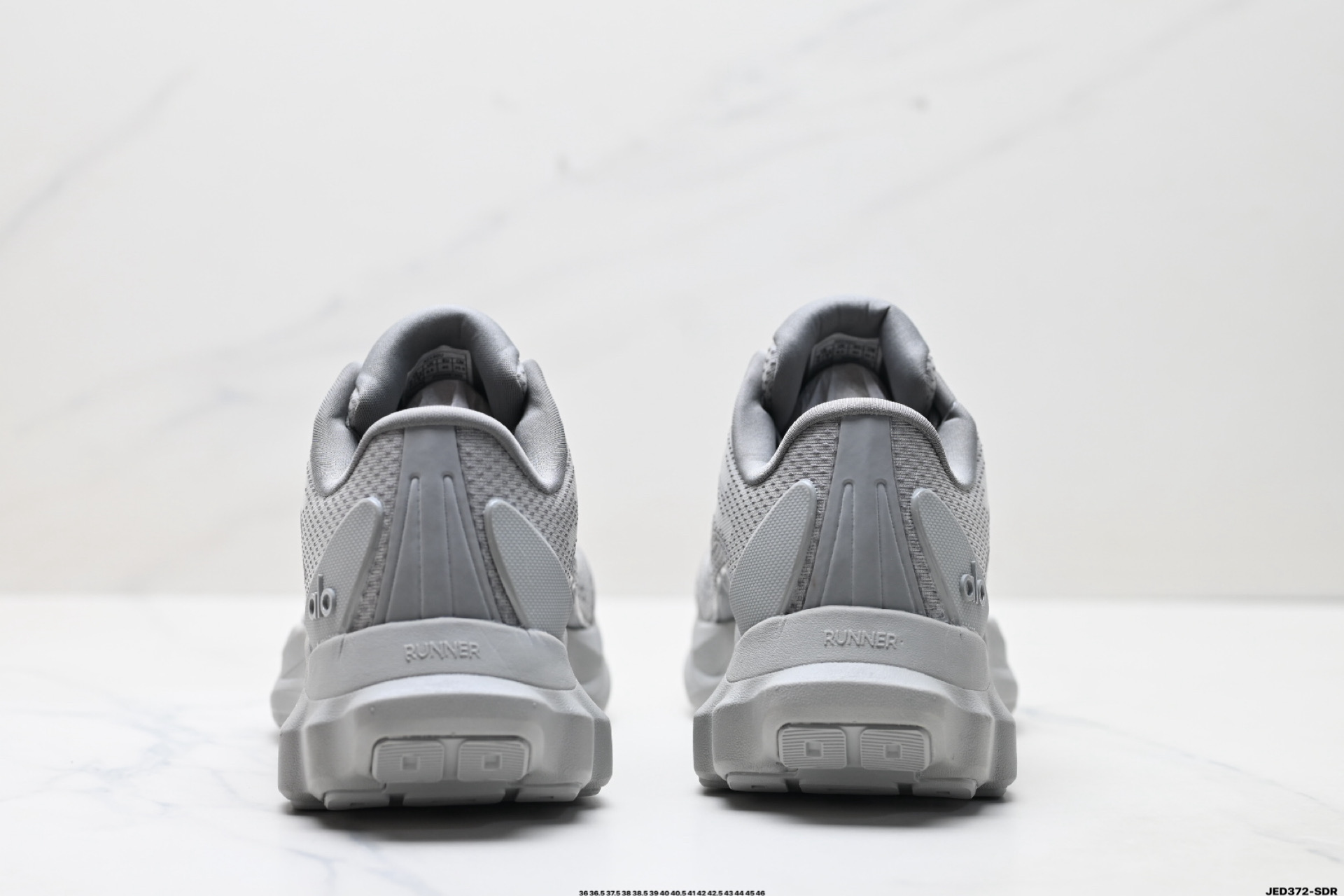 Alo Yoga Runner: Comodidad, Estilo y Rendimiento en Cada Paso 7 i1754669868741 6908 0 5