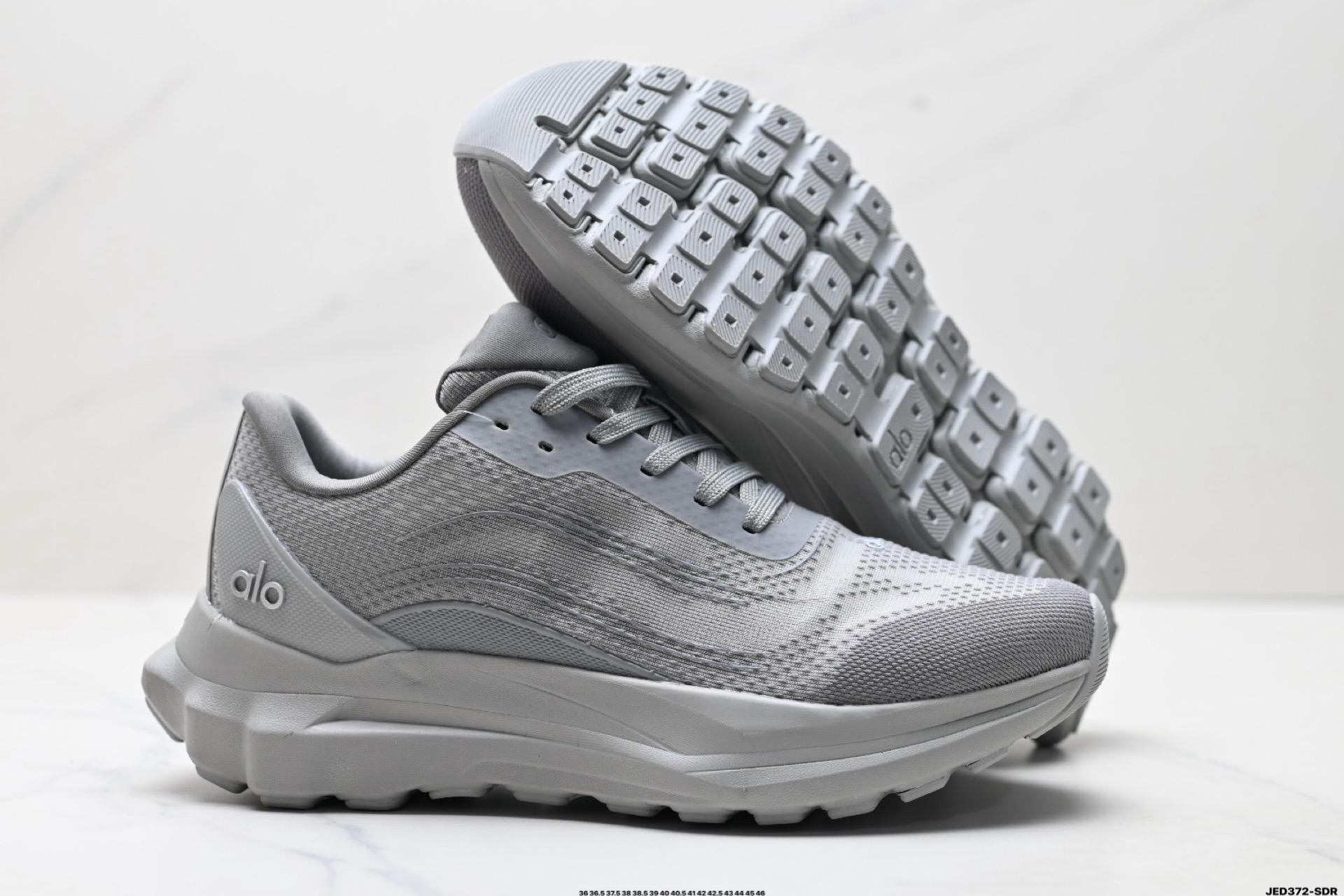 Alo Yoga Runner: Comodidad, Estilo y Rendimiento en Cada Paso 6 i1754669869302 187 0 4