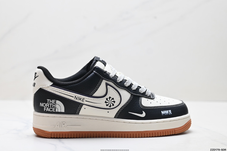 Nike Air Force 1 '07 x The North Face - שילוב אייקוני של נוחות וסטייל 1 Nike Air Force 1 ’07 x The North Face – שילוב אייקוני של נוחות וסטייל