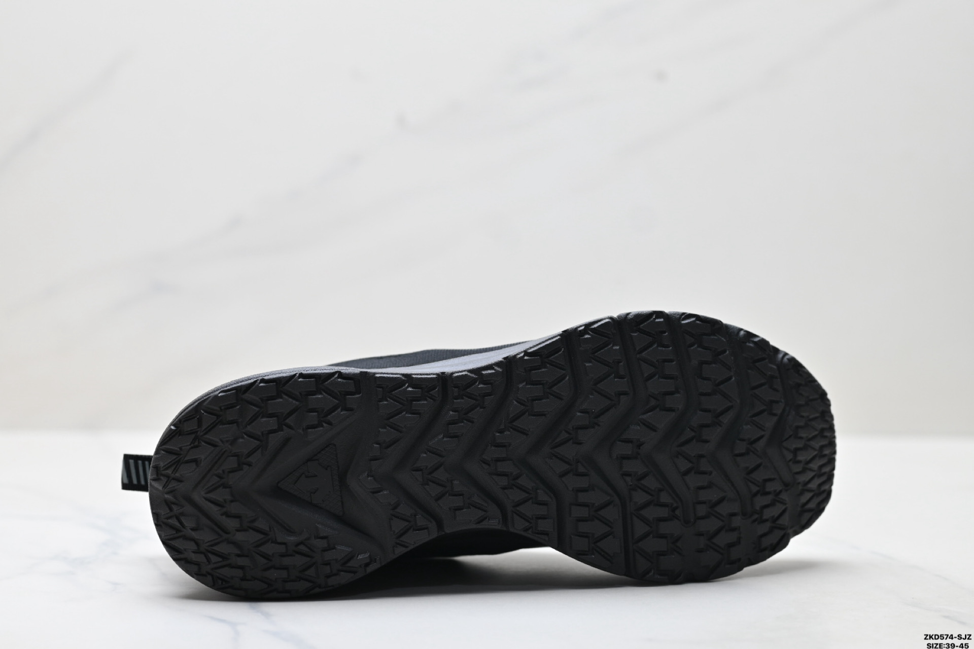 迪桑特DESCENTE EAST AIR WIRE 系列 耐磨防滑减震透气 低帮跑步鞋  D4231RRN22