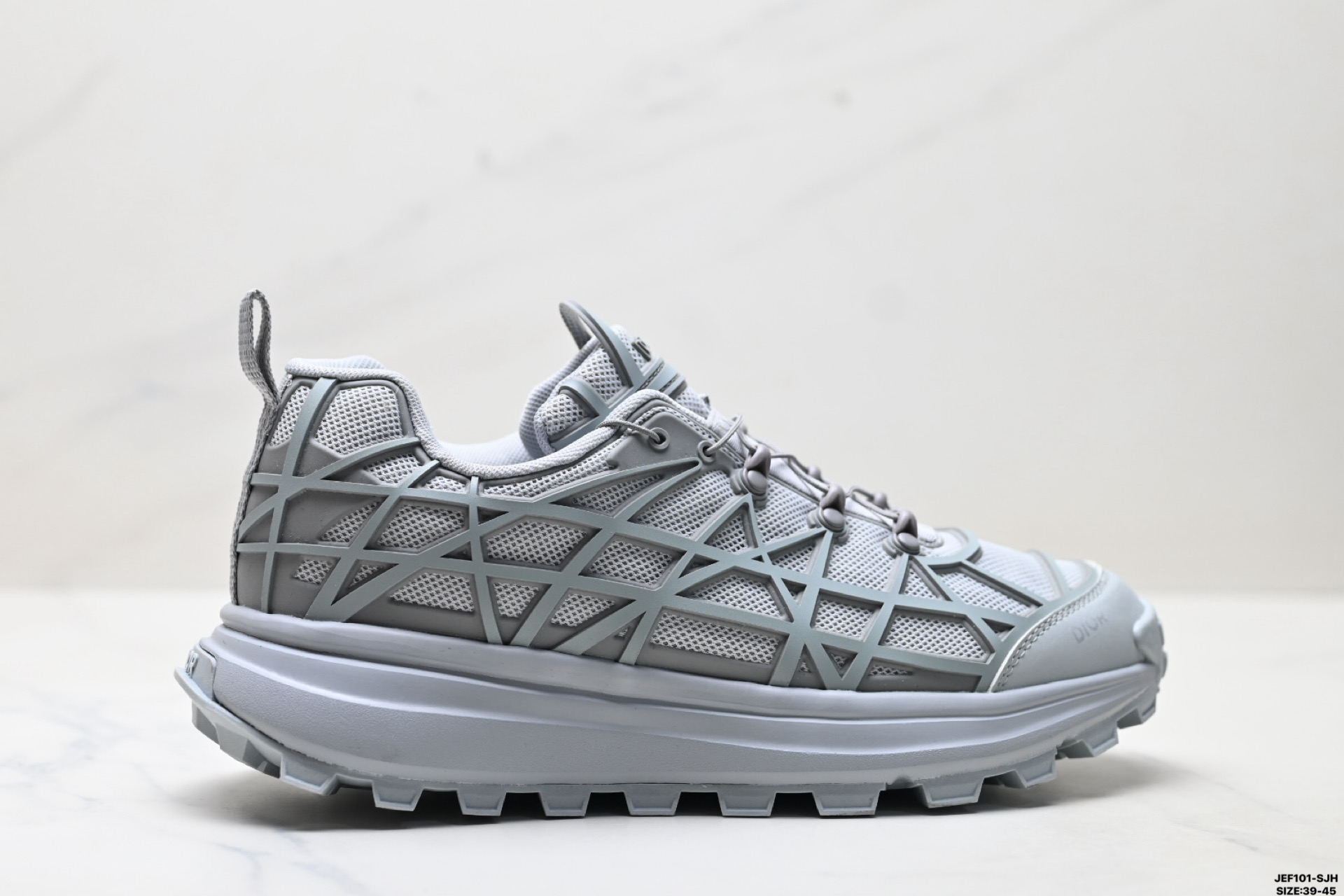 🈴💰135 真标✅DIOR迪奥 B31 网布 藤格纹图案 系带 低帮 生活休闲鞋 这款低帮运动鞋廓形时尚 将专业技术与Dior的高订精神融为一体 别具一格 采用网眼织物精心制作 搭配深灰色曲纹藤格纹图案注塑橡胶提升格调 全新演绎经典图案 彰显未来主义的风格 鞋舌和正面饰以标志 孔眼突显徒步鞋的风格 尺码:39-45 ID:JEF101-SJH