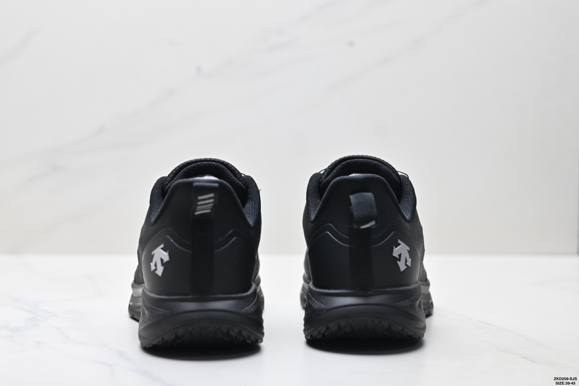 迪桑特DESCENTE EAST AIR WIRE 系列 耐磨防滑减震透气 低帮跑步鞋 D4231RRN22