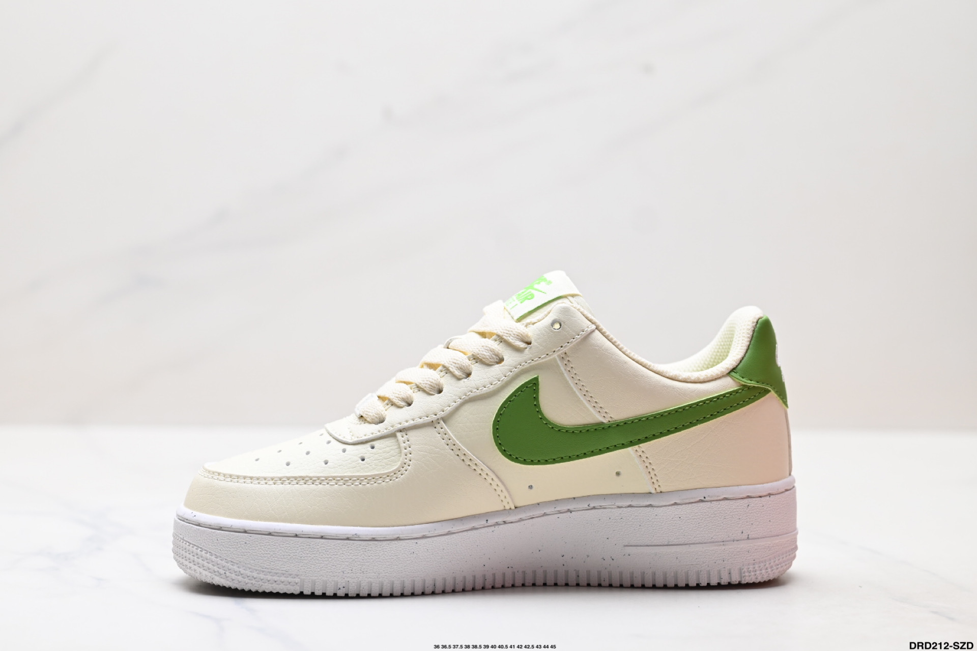 Nike Air Force 1 '07: Comodidad y estilo icónico para tu día a día 4 i1755621862569 3815 0 2
