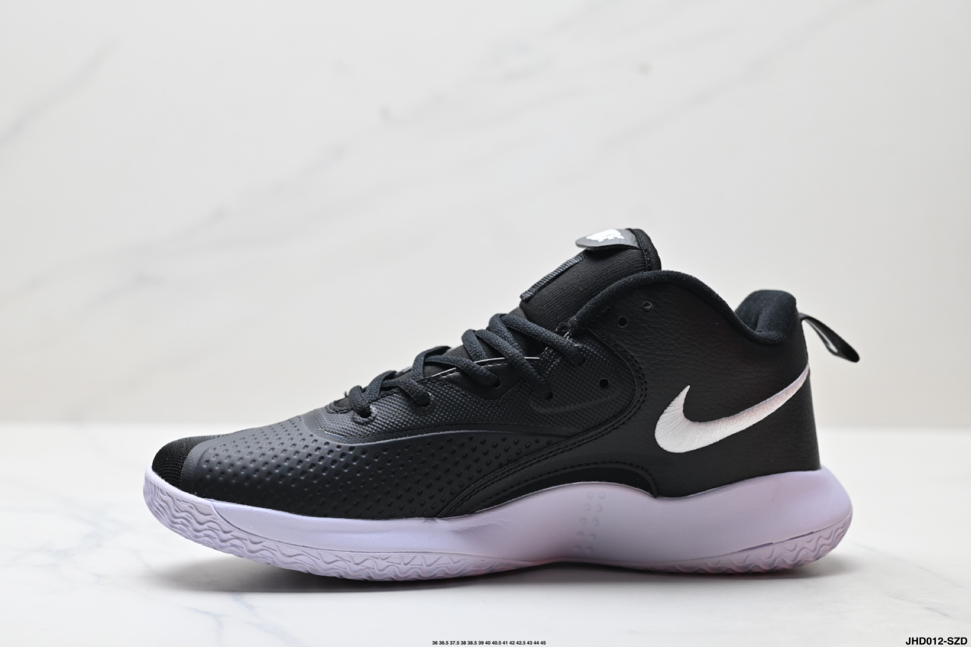 💰200
公司级✅NIKE耐克排球鞋 ZOOM HYPERSET 2 SEELECTRIC巴黎奥运配色
Nike Zoom Hyperset 2 SE是一款专为运动设计的跑鞋，主打轻便、透气和耐磨，适合四季穿着。其核心科技包括前后掌双Zoom气垫和Phylon泡棉，提供良好的缓震性能。
中底配置‌：采用前后掌双Zoom气垫和Phylon泡棉，弹跳感受略逊于HD48元年版，但防侧翻性能提升明显。 ‌
‌抓地与耐磨‌：抓地力一般，耐磨性较差，需注意日常维护。 ‌‌
‌适用场景‌：适合慢跑、日常训练等轻度运动，不适合高强度竞技。
货号:FQ7070-001
尺码:36 36.5 37.5 38 38.5 39 40 40.5 41 42 42.5 43 44 45
lD:JHD012-SZD