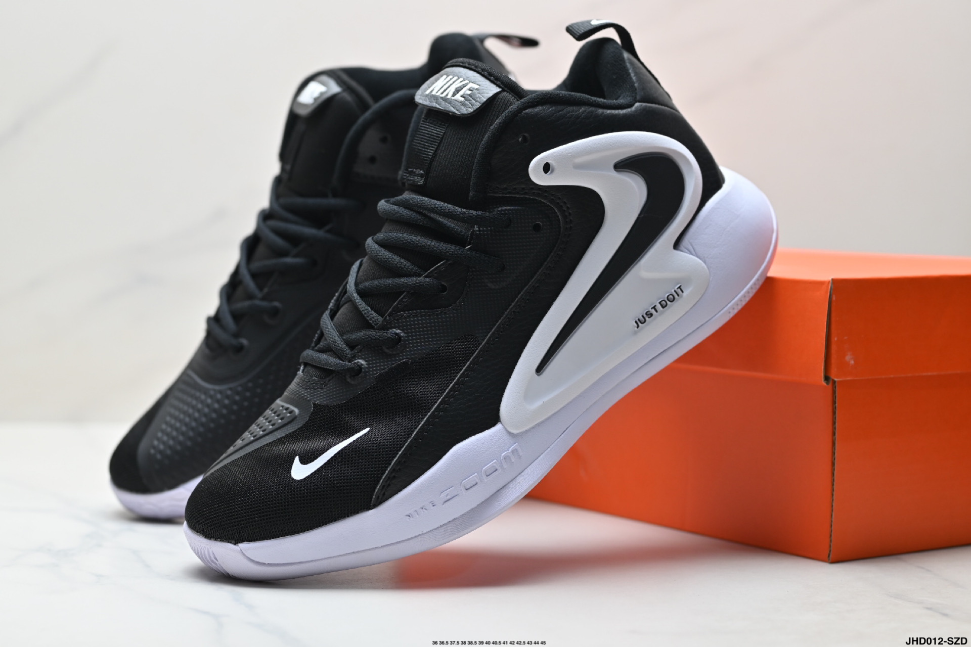 💰200
公司级✅NIKE耐克排球鞋 ZOOM HYPERSET 2 SEELECTRIC巴黎奥运配色
Nike Zoom Hyperset 2 SE是一款专为运动设计的跑鞋，主打轻便、透气和耐磨，适合四季穿着。其核心科技包括前后掌双Zoom气垫和Phylon泡棉，提供良好的缓震性能。
中底配置‌：采用前后掌双Zoom气垫和Phylon泡棉，弹跳感受略逊于HD48元年版，但防侧翻性能提升明显。 ‌
‌抓地与耐磨‌：抓地力一般，耐磨性较差，需注意日常维护。 ‌‌
‌适用场景‌：适合慢跑、日常训练等轻度运动，不适合高强度竞技。
货号:FQ7070-001
尺码:36 36.5 37.5 38 38.5 39 40 40.5 41 42 42.5 43 44 45
lD:JHD012-SZD