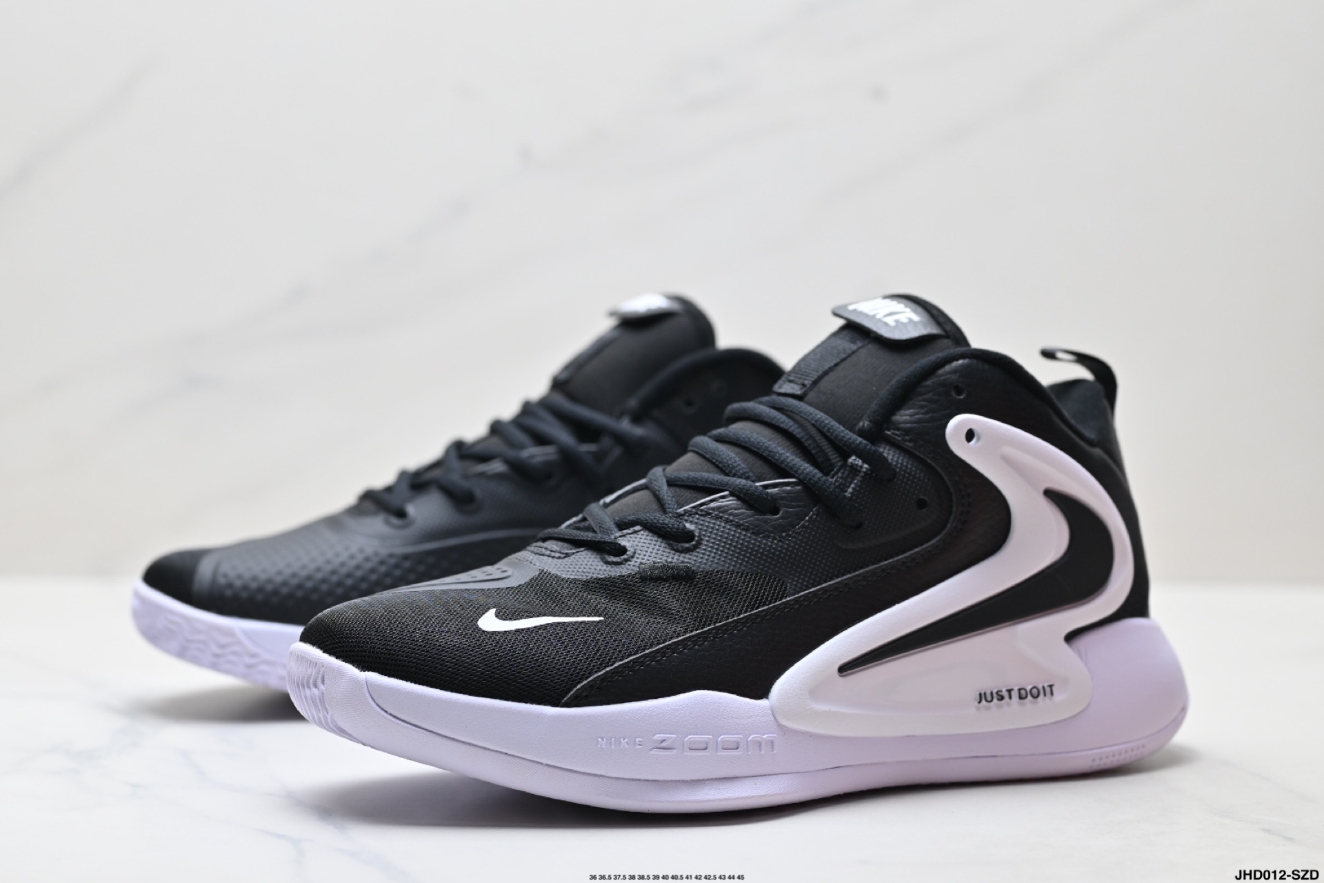 💰200
公司级✅NIKE耐克排球鞋 ZOOM HYPERSET 2 SEELECTRIC巴黎奥运配色
Nike Zoom Hyperset 2 SE是一款专为运动设计的跑鞋，主打轻便、透气和耐磨，适合四季穿着。其核心科技包括前后掌双Zoom气垫和Phylon泡棉，提供良好的缓震性能。
中底配置‌：采用前后掌双Zoom气垫和Phylon泡棉，弹跳感受略逊于HD48元年版，但防侧翻性能提升明显。 ‌
‌抓地与耐磨‌：抓地力一般，耐磨性较差，需注意日常维护。 ‌‌
‌适用场景‌：适合慢跑、日常训练等轻度运动，不适合高强度竞技。
货号:FQ7070-001
尺码:36 36.5 37.5 38 38.5 39 40 40.5 41 42 42.5 43 44 45
lD:JHD012-SZD