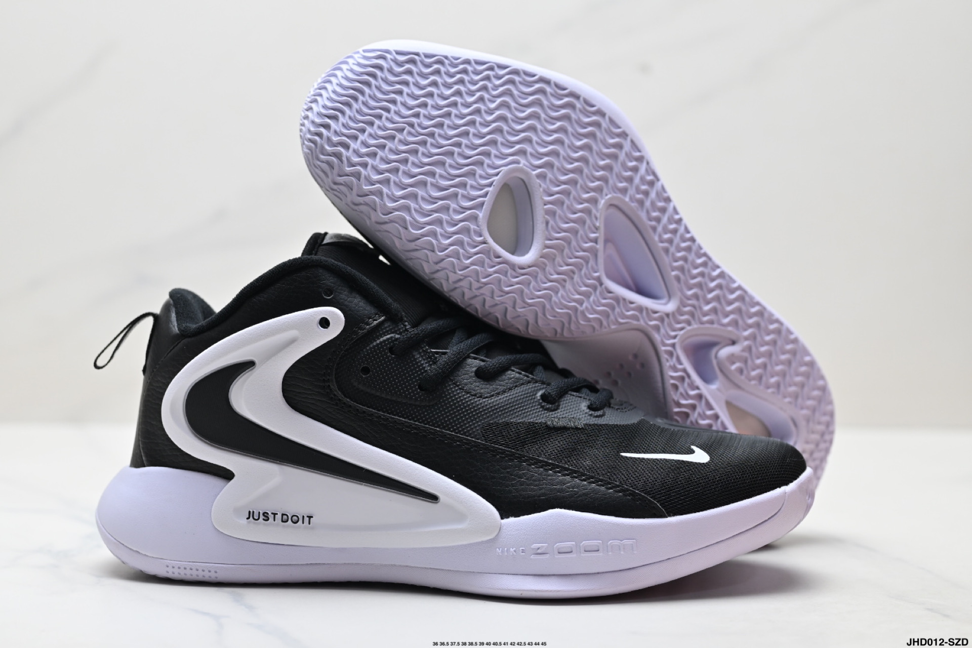 💰200
公司级✅NIKE耐克排球鞋 ZOOM HYPERSET 2 SEELECTRIC巴黎奥运配色
Nike Zoom Hyperset 2 SE是一款专为运动设计的跑鞋，主打轻便、透气和耐磨，适合四季穿着。其核心科技包括前后掌双Zoom气垫和Phylon泡棉，提供良好的缓震性能。
中底配置‌：采用前后掌双Zoom气垫和Phylon泡棉，弹跳感受略逊于HD48元年版，但防侧翻性能提升明显。 ‌
‌抓地与耐磨‌：抓地力一般，耐磨性较差，需注意日常维护。 ‌‌
‌适用场景‌：适合慢跑、日常训练等轻度运动，不适合高强度竞技。
货号:FQ7070-001
尺码:36 36.5 37.5 38 38.5 39 40 40.5 41 42 42.5 43 44 45
lD:JHD012-SZD