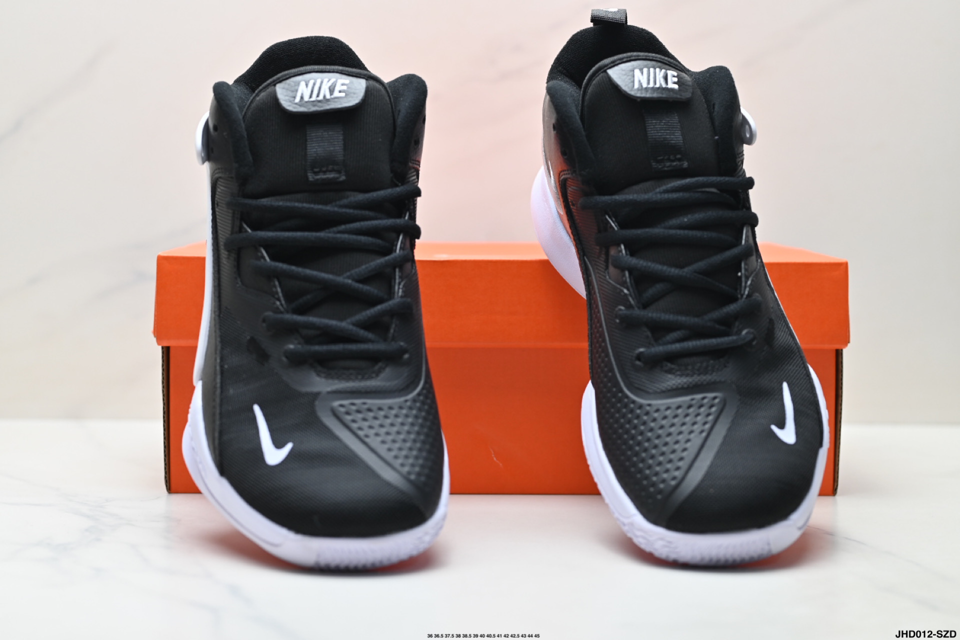 💰200
公司级✅NIKE耐克排球鞋 ZOOM HYPERSET 2 SEELECTRIC巴黎奥运配色
Nike Zoom Hyperset 2 SE是一款专为运动设计的跑鞋，主打轻便、透气和耐磨，适合四季穿着。其核心科技包括前后掌双Zoom气垫和Phylon泡棉，提供良好的缓震性能。
中底配置‌：采用前后掌双Zoom气垫和Phylon泡棉，弹跳感受略逊于HD48元年版，但防侧翻性能提升明显。 ‌
‌抓地与耐磨‌：抓地力一般，耐磨性较差，需注意日常维护。 ‌‌
‌适用场景‌：适合慢跑、日常训练等轻度运动，不适合高强度竞技。
货号:FQ7070-001
尺码:36 36.5 37.5 38 38.5 39 40 40.5 41 42 42.5 43 44 45
lD:JHD012-SZD