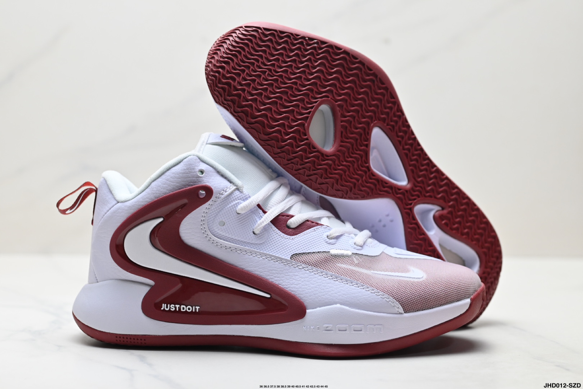 💰200
公司级✅NIKE耐克排球鞋 ZOOM HYPERSET 2 SEELECTRIC巴黎奥运配色
Nike Zoom Hyperset 2 SE是一款专为运动设计的跑鞋，主打轻便、透气和耐磨，适合四季穿着。其核心科技包括前后掌双Zoom气垫和Phylon泡棉，提供良好的缓震性能。
中底配置‌：采用前后掌双Zoom气垫和Phylon泡棉，弹跳感受略逊于HD48元年版，但防侧翻性能提升明显。 ‌
‌抓地与耐磨‌：抓地力一般，耐磨性较差，需注意日常维护。 ‌‌
‌适用场景‌：适合慢跑、日常训练等轻度运动，不适合高强度竞技。
货号:FQ7070-001
尺码:36 36.5 37.5 38 38.5 39 40 40.5 41 42 42.5 43 44 45
lD:JHD012-SZD