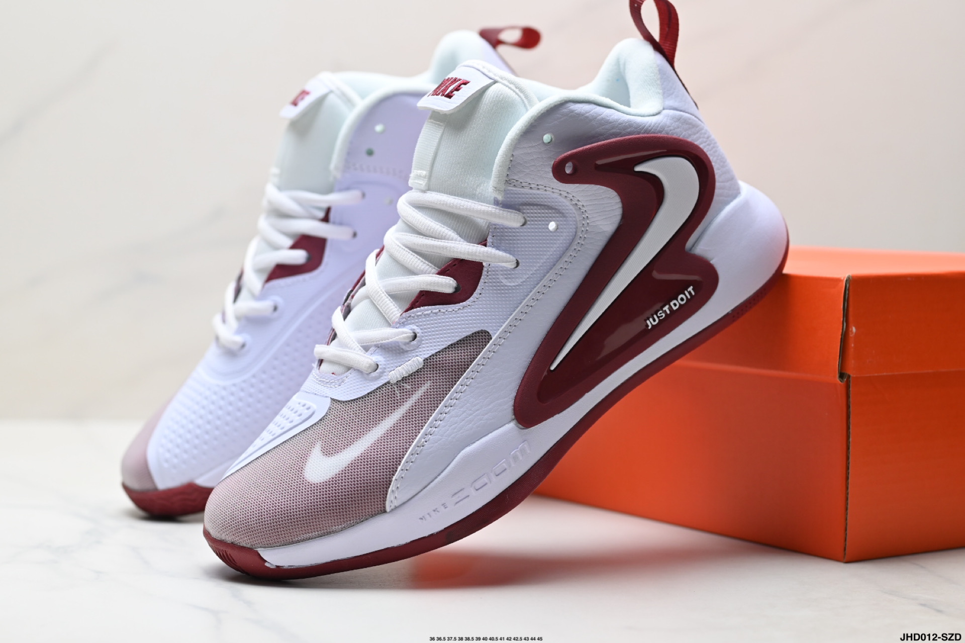 💰200
公司级✅NIKE耐克排球鞋 ZOOM HYPERSET 2 SEELECTRIC巴黎奥运配色
Nike Zoom Hyperset 2 SE是一款专为运动设计的跑鞋，主打轻便、透气和耐磨，适合四季穿着。其核心科技包括前后掌双Zoom气垫和Phylon泡棉，提供良好的缓震性能。
中底配置‌：采用前后掌双Zoom气垫和Phylon泡棉，弹跳感受略逊于HD48元年版，但防侧翻性能提升明显。 ‌
‌抓地与耐磨‌：抓地力一般，耐磨性较差，需注意日常维护。 ‌‌
‌适用场景‌：适合慢跑、日常训练等轻度运动，不适合高强度竞技。
货号:FQ7070-001
尺码:36 36.5 37.5 38 38.5 39 40 40.5 41 42 42.5 43 44 45
lD:JHD012-SZD