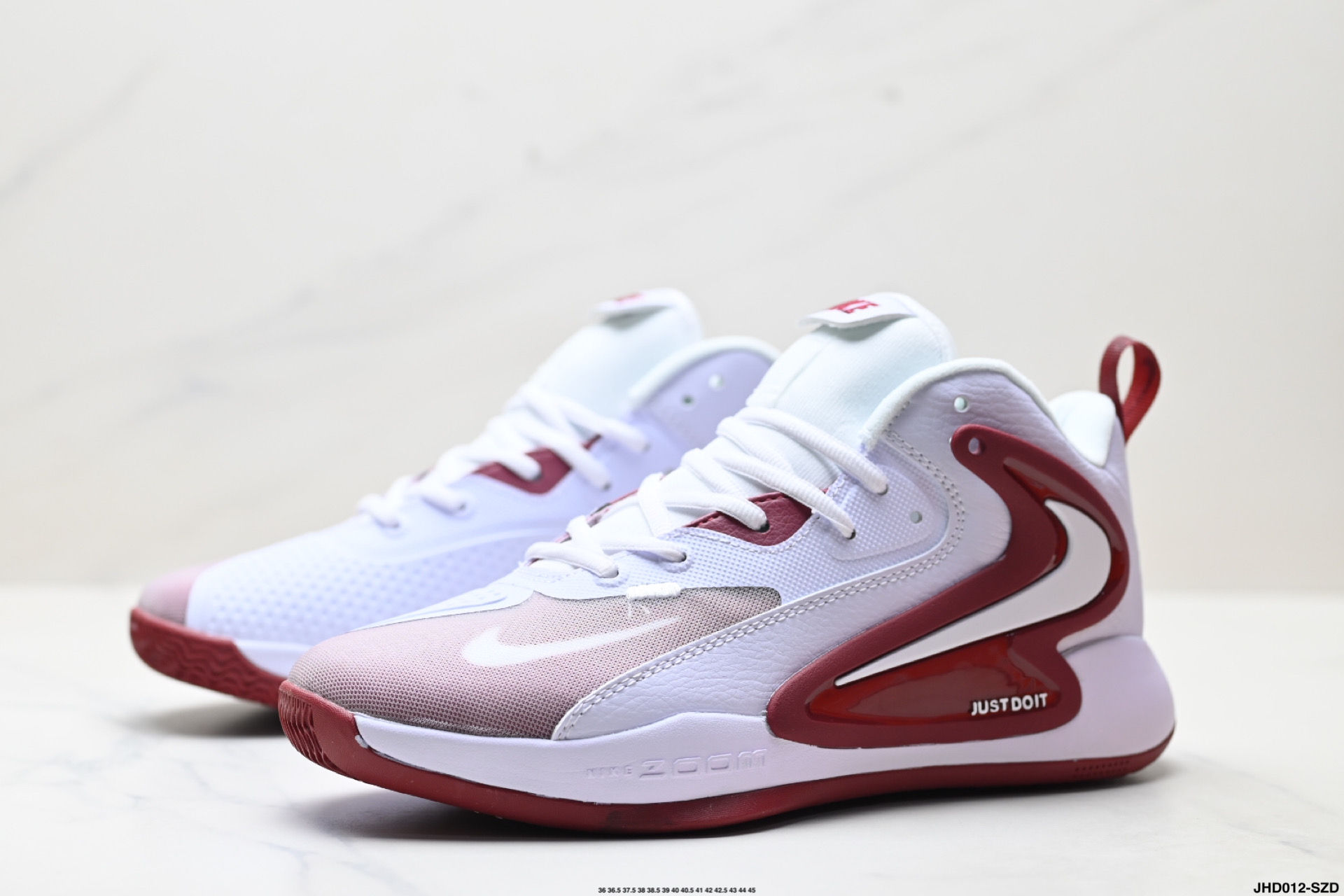 💰200
公司级✅NIKE耐克排球鞋 ZOOM HYPERSET 2 SEELECTRIC巴黎奥运配色
Nike Zoom Hyperset 2 SE是一款专为运动设计的跑鞋，主打轻便、透气和耐磨，适合四季穿着。其核心科技包括前后掌双Zoom气垫和Phylon泡棉，提供良好的缓震性能。
中底配置‌：采用前后掌双Zoom气垫和Phylon泡棉，弹跳感受略逊于HD48元年版，但防侧翻性能提升明显。 ‌
‌抓地与耐磨‌：抓地力一般，耐磨性较差，需注意日常维护。 ‌‌
‌适用场景‌：适合慢跑、日常训练等轻度运动，不适合高强度竞技。
货号:FQ7070-001
尺码:36 36.5 37.5 38 38.5 39 40 40.5 41 42 42.5 43 44 45
lD:JHD012-SZD